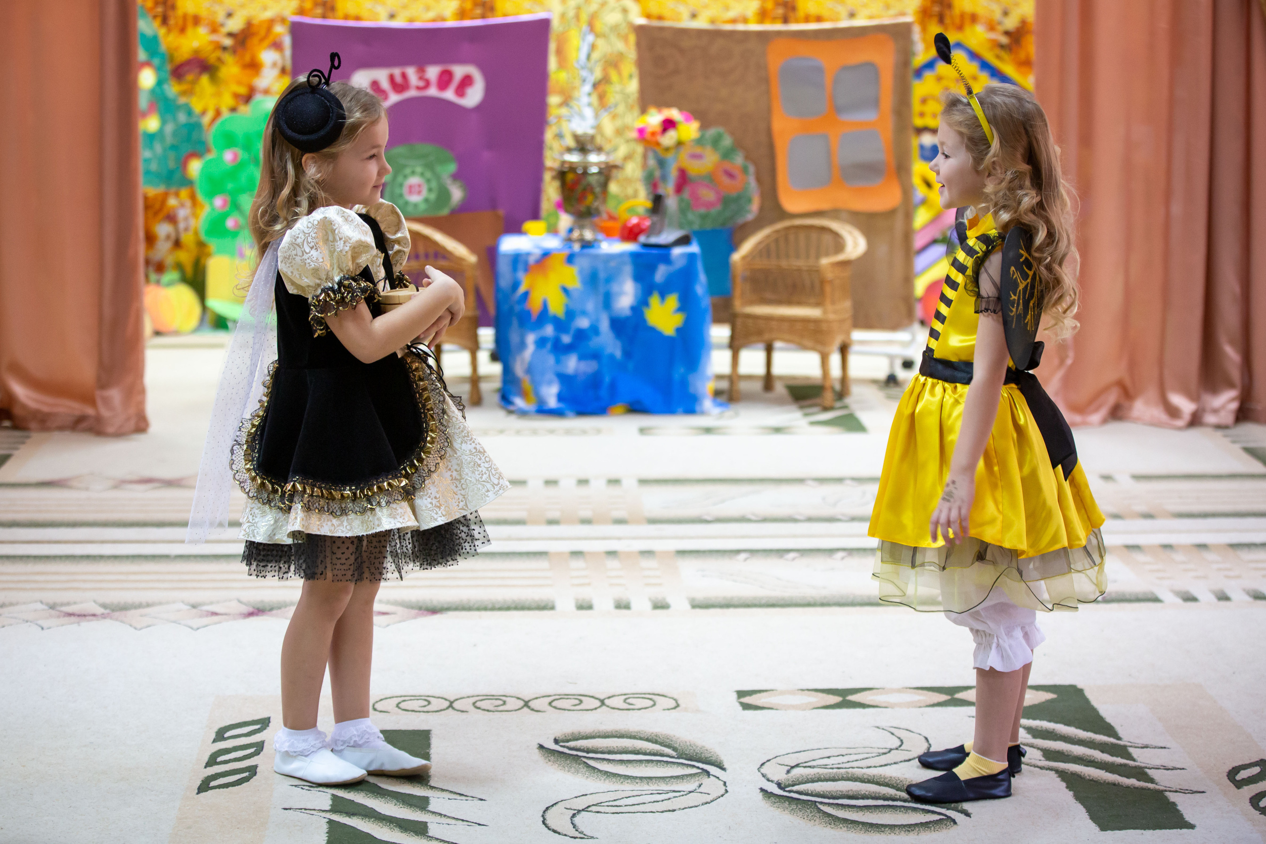Репортаж осеннего утренника «Муха-Цокотуха». Школьный и детсадовский фотограф Москва. Детский фотограф