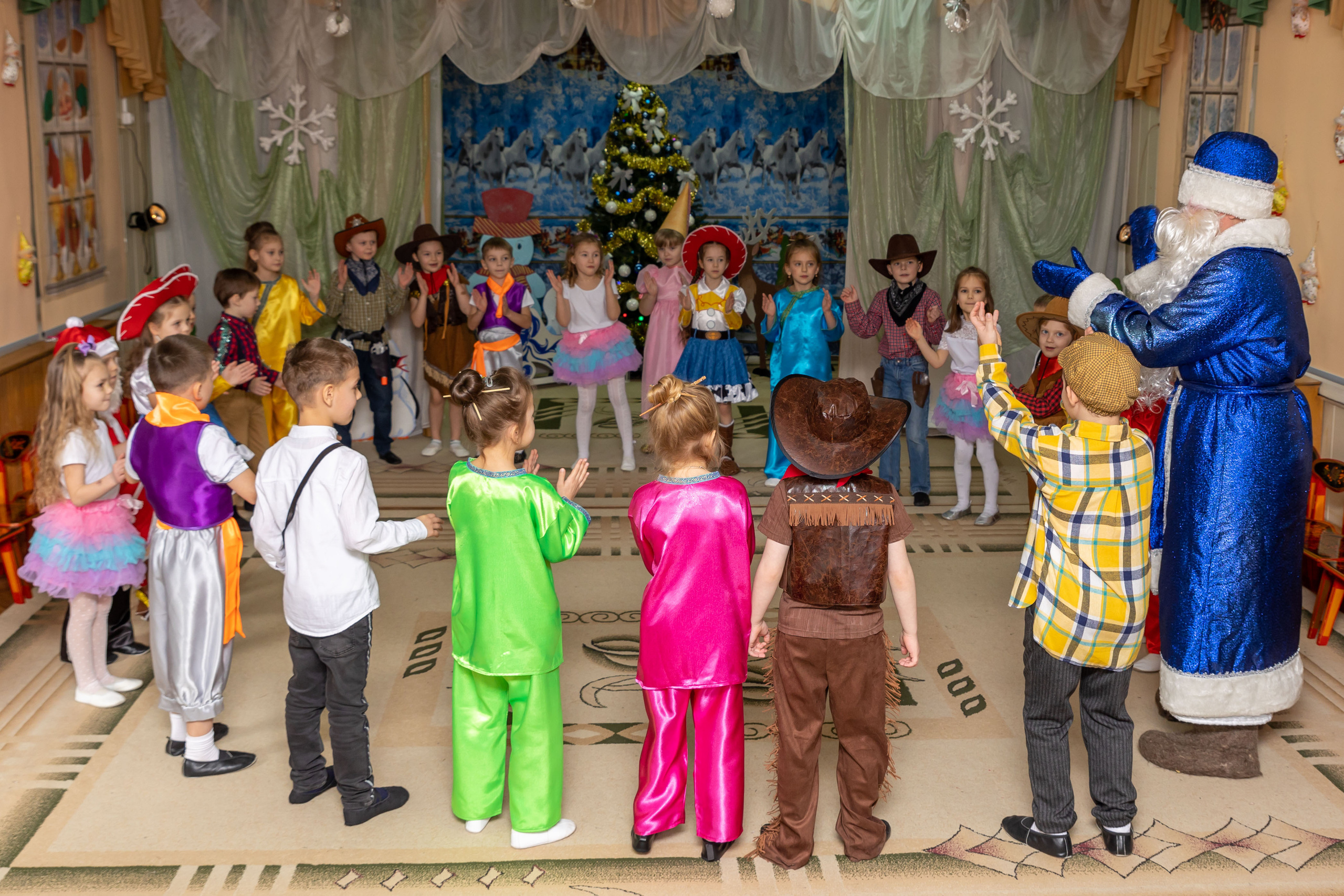 Репортаж новогоднего утренника «Колобки». Школьный и детсадовский фотограф Москва. Детский фотограф
