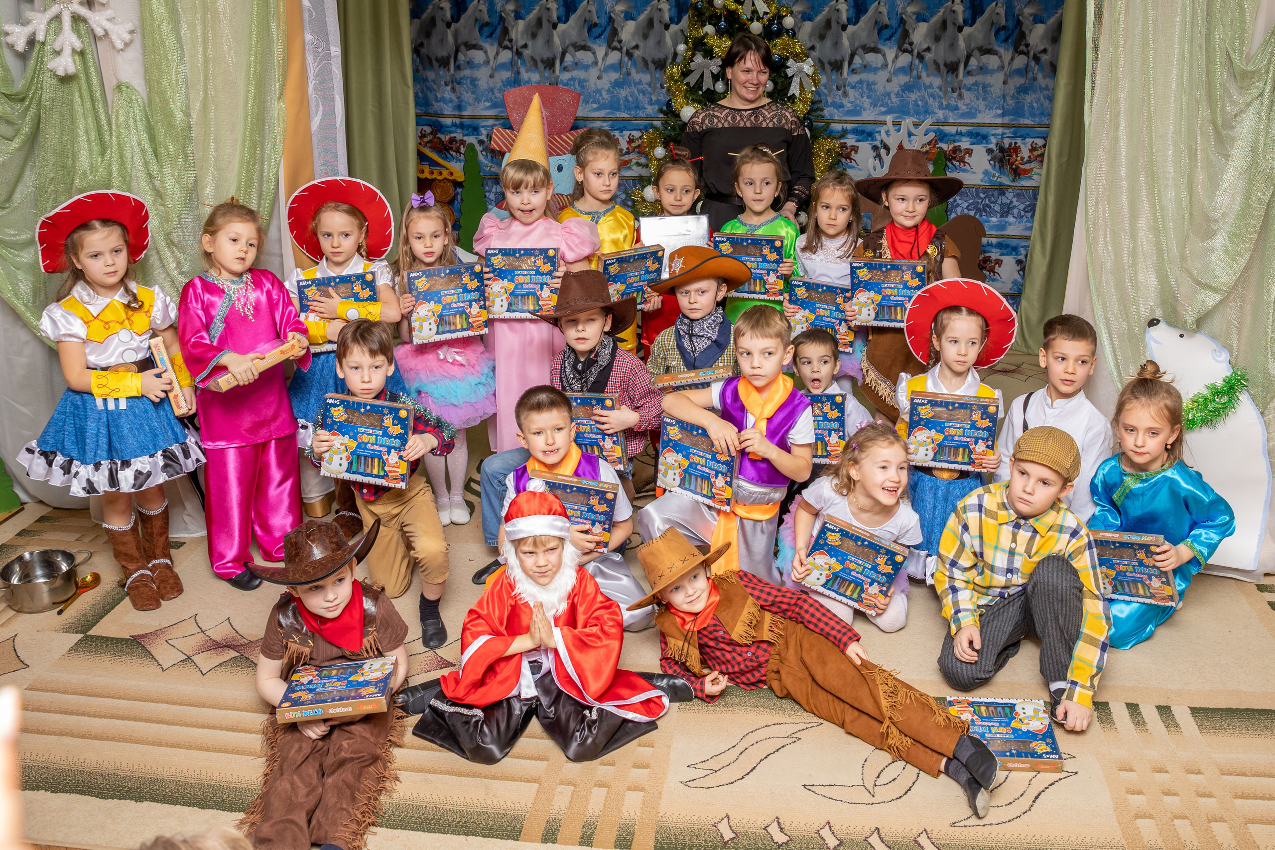 Репортаж новогоднего утренника «Колобки». Школьный и детсадовский фотограф Москва. Детский фотограф