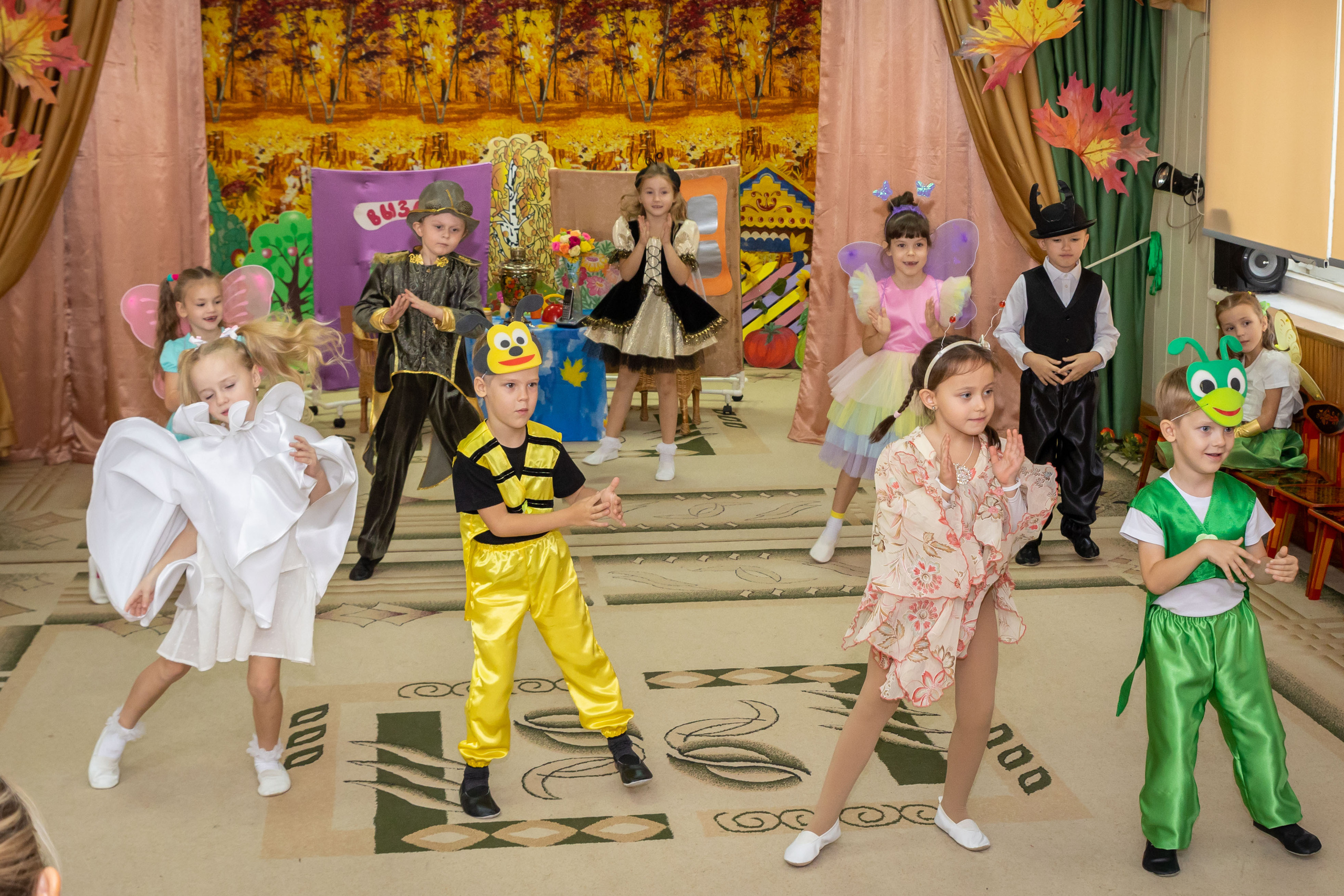 Репортаж осеннего утренника «Муха-Цокотуха». Школьный и детсадовский фотограф Москва. Детский фотограф