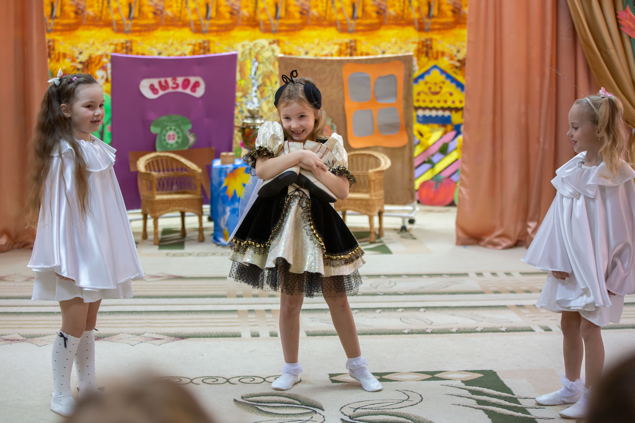 Репортаж осеннего утренника «Муха-Цокотуха». Школьный и детсадовский фотограф Москва. Детский фотограф
