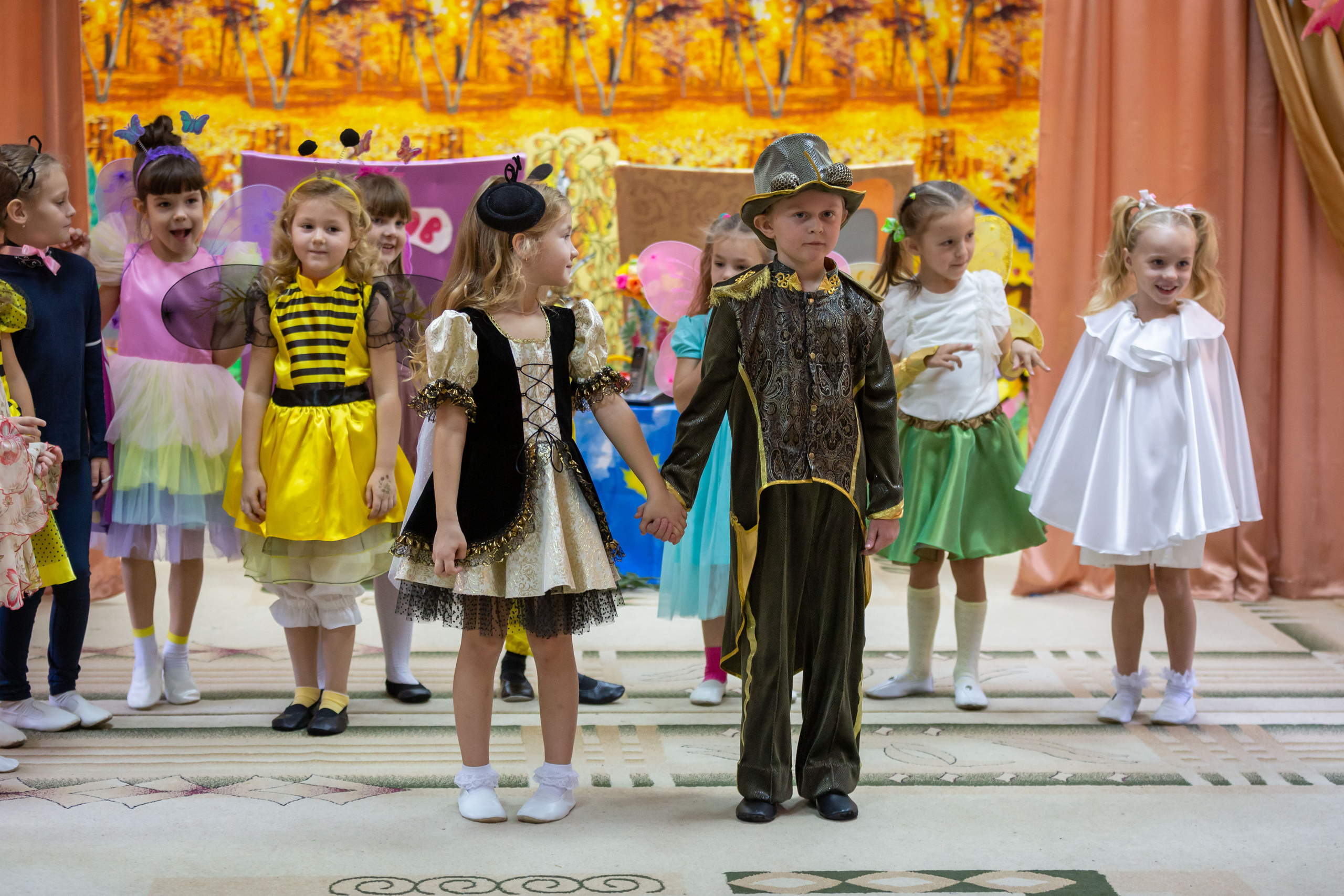 Репортаж осеннего утренника «Муха-Цокотуха». Школьный и детсадовский фотограф Москва. Детский фотограф