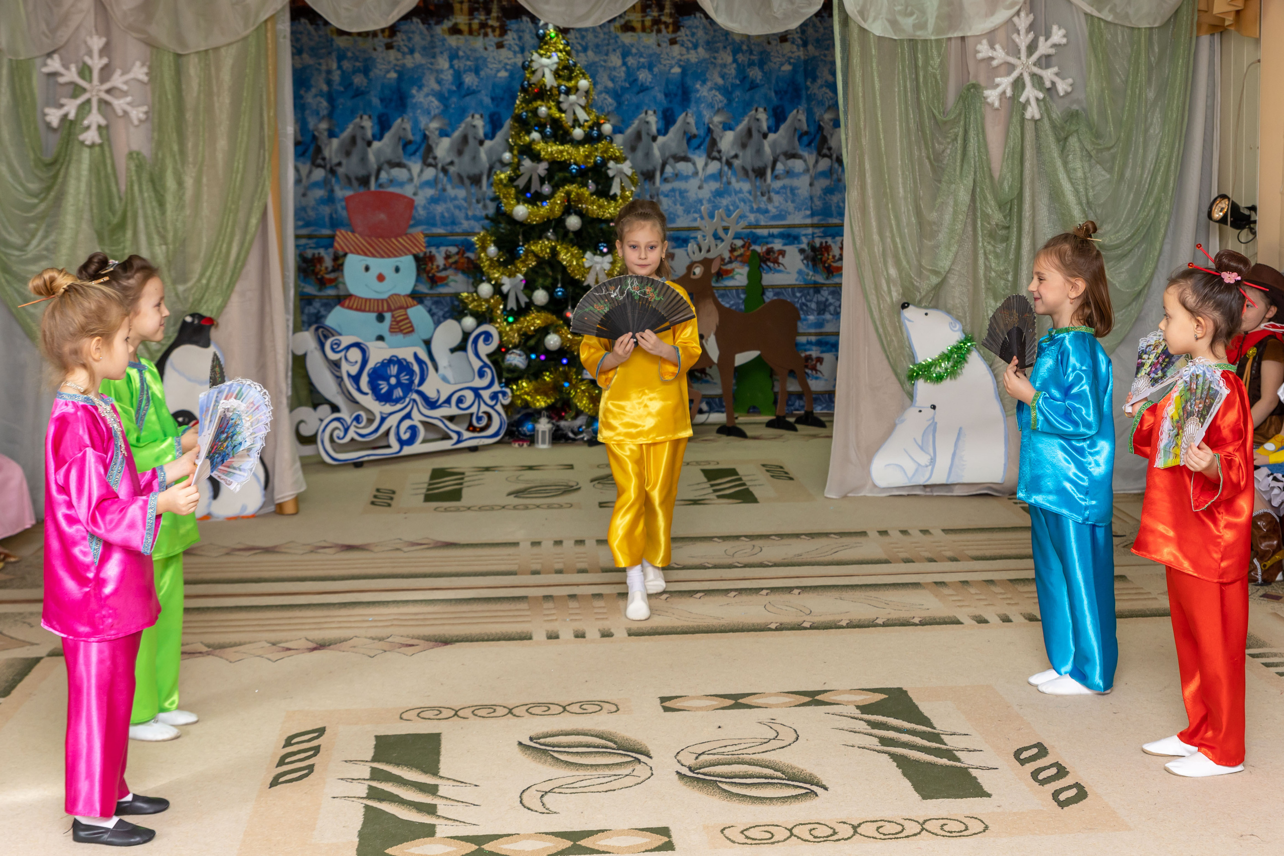 Репортаж новогоднего утренника «Колобки». Школьный и детсадовский фотограф Москва. Детский фотограф