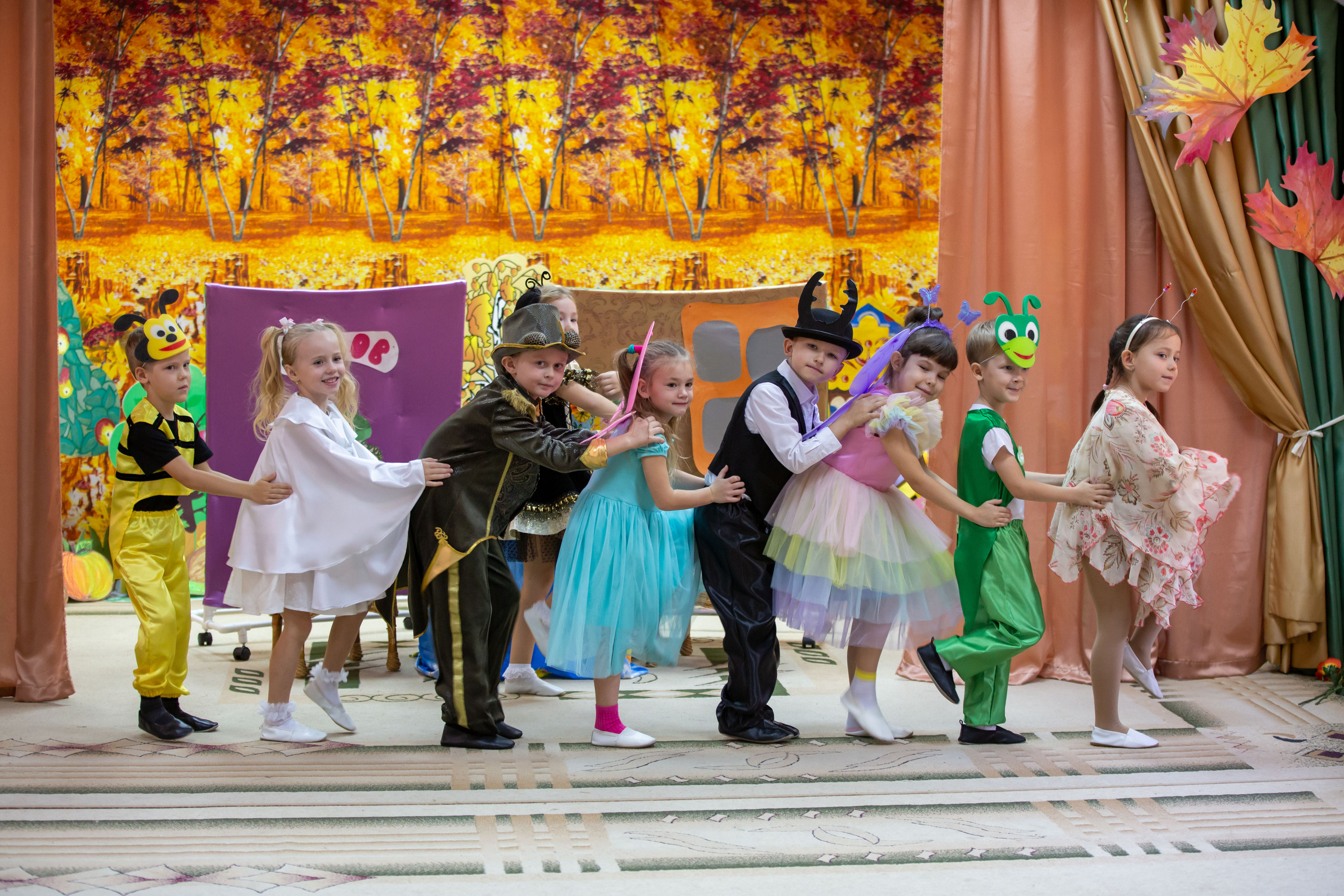 Репортаж осеннего утренника «Муха-Цокотуха». Школьный и детсадовский фотограф Москва. Детский фотограф