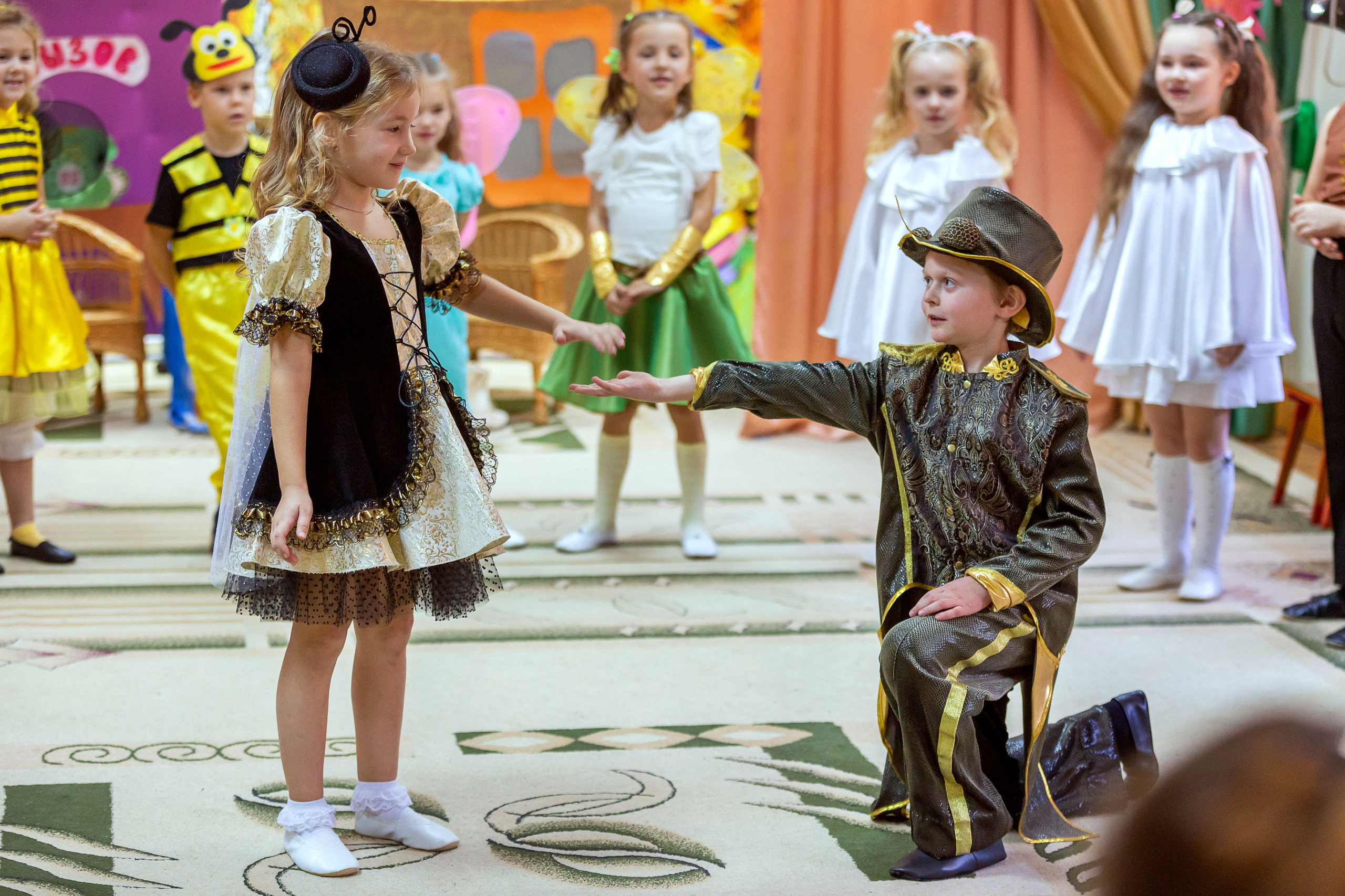 Репортаж осеннего утренника «Муха-Цокотуха». Школьный и детсадовский фотограф Москва. Детский фотограф