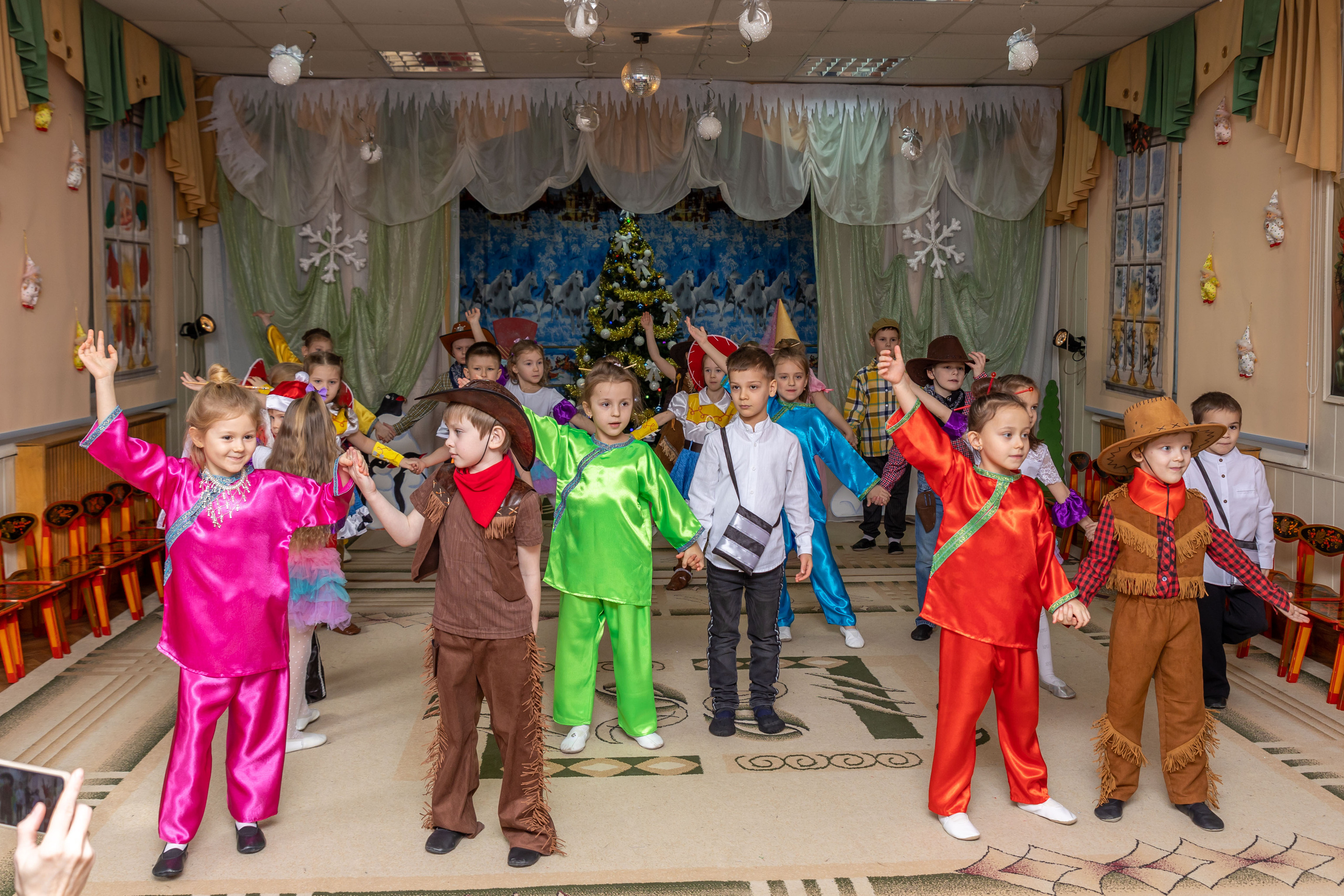 Репортаж новогоднего утренника «Колобки». Школьный и детсадовский фотограф Москва. Детский фотограф