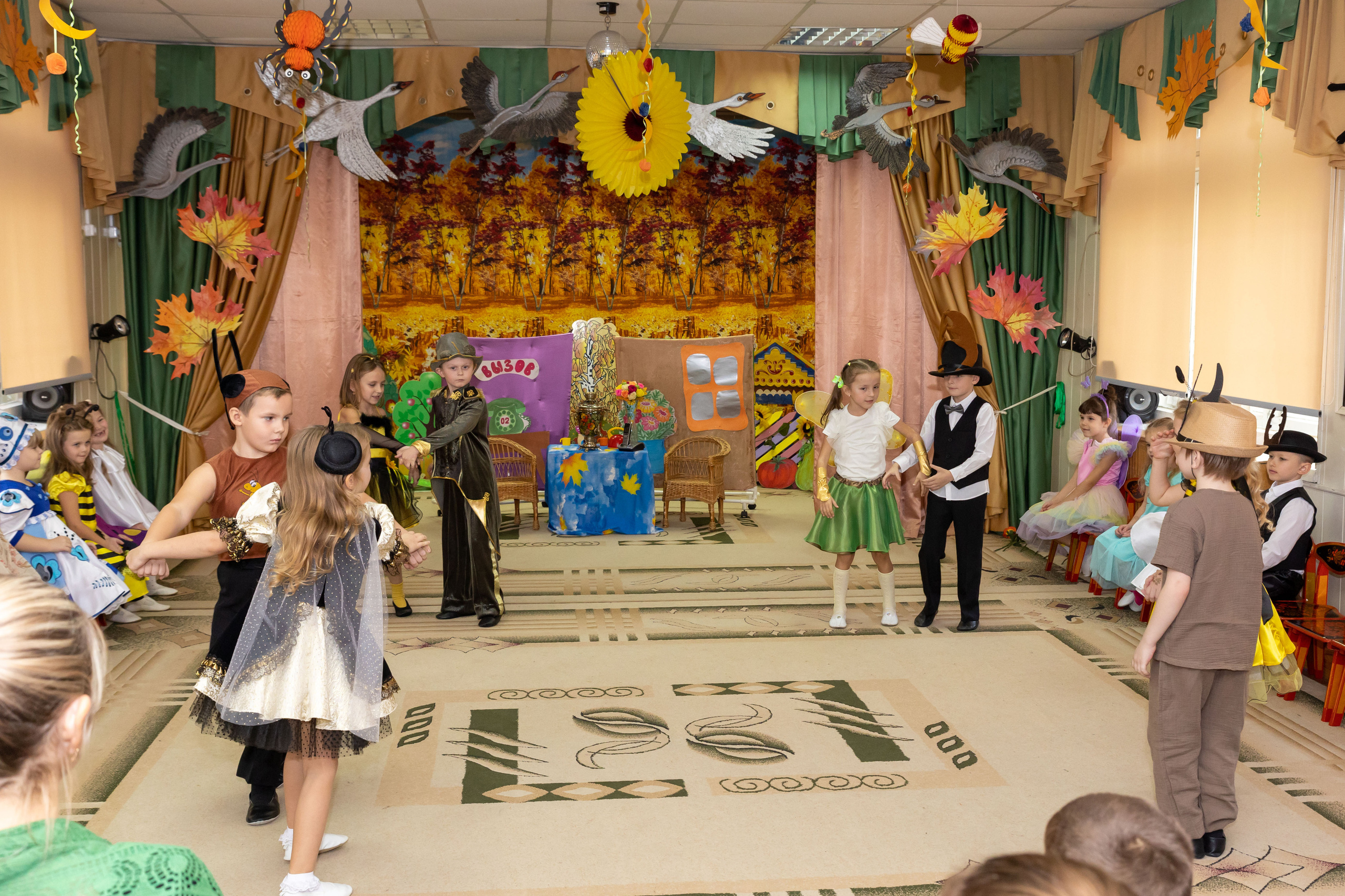Репортаж осеннего утренника «Муха-Цокотуха». Школьный и детсадовский фотограф Москва. Детский фотограф