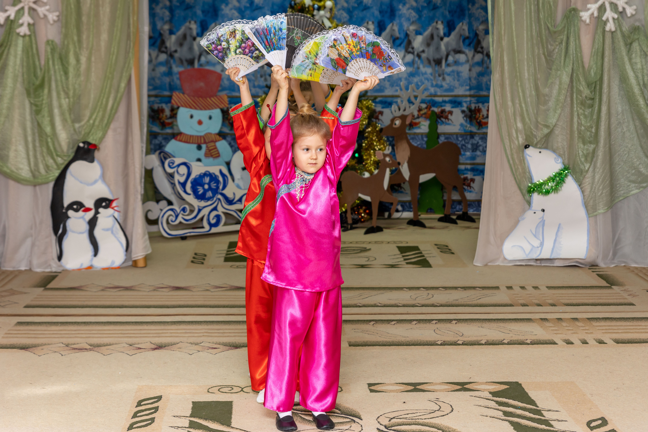 Репортаж новогоднего утренника «Колобки». Школьный и детсадовский фотограф Москва. Детский фотограф