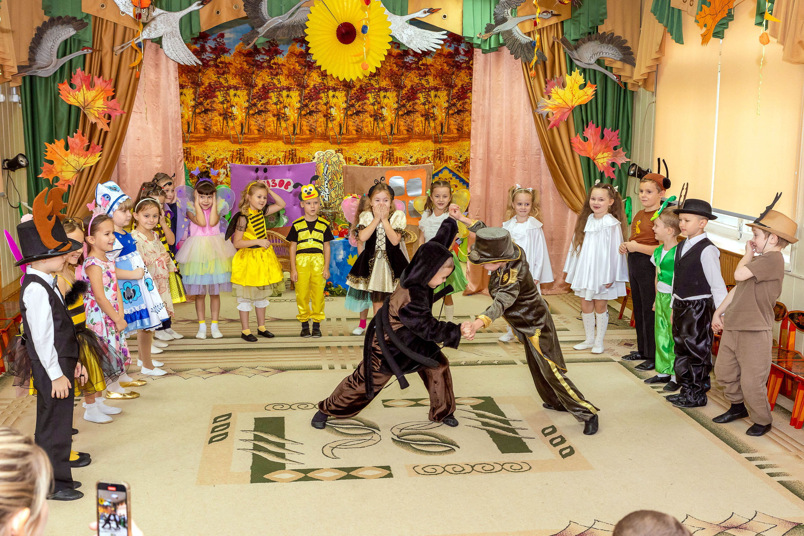 Репортаж осеннего утренника «Муха-Цокотуха». Школьный и детсадовский фотограф Москва. Детский фотограф