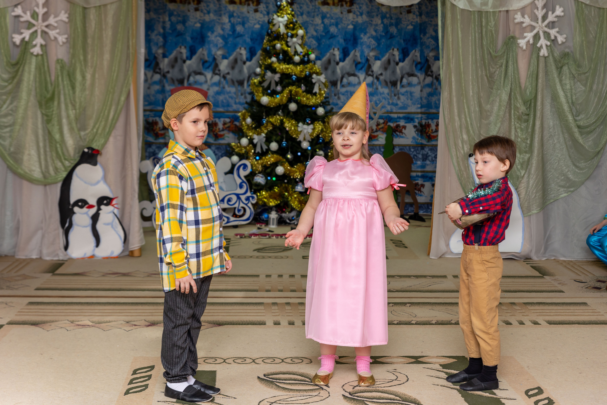Репортаж новогоднего утренника «Колобки». Школьный и детсадовский фотограф Москва. Детский фотограф