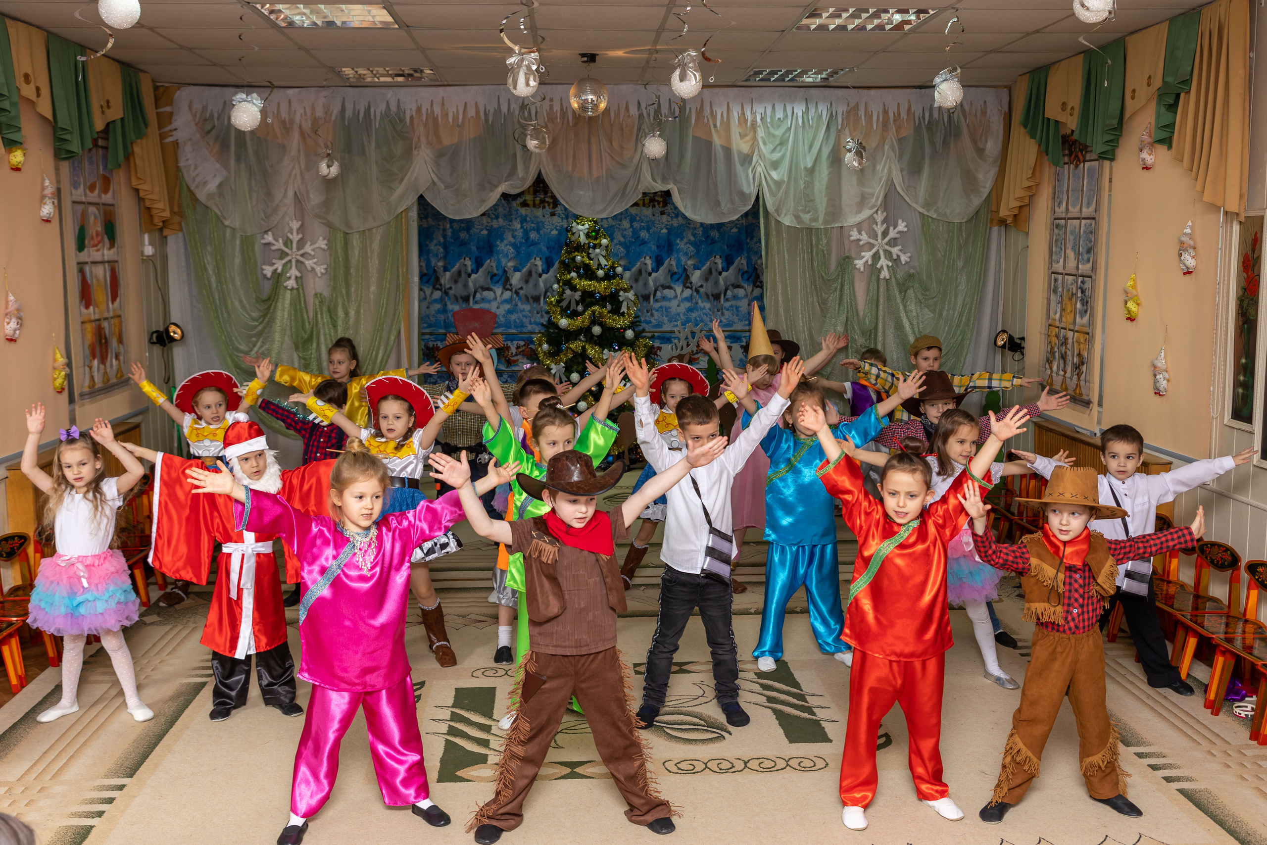 Репортаж новогоднего утренника «Колобки». Школьный и детсадовский фотограф Москва. Детский фотограф