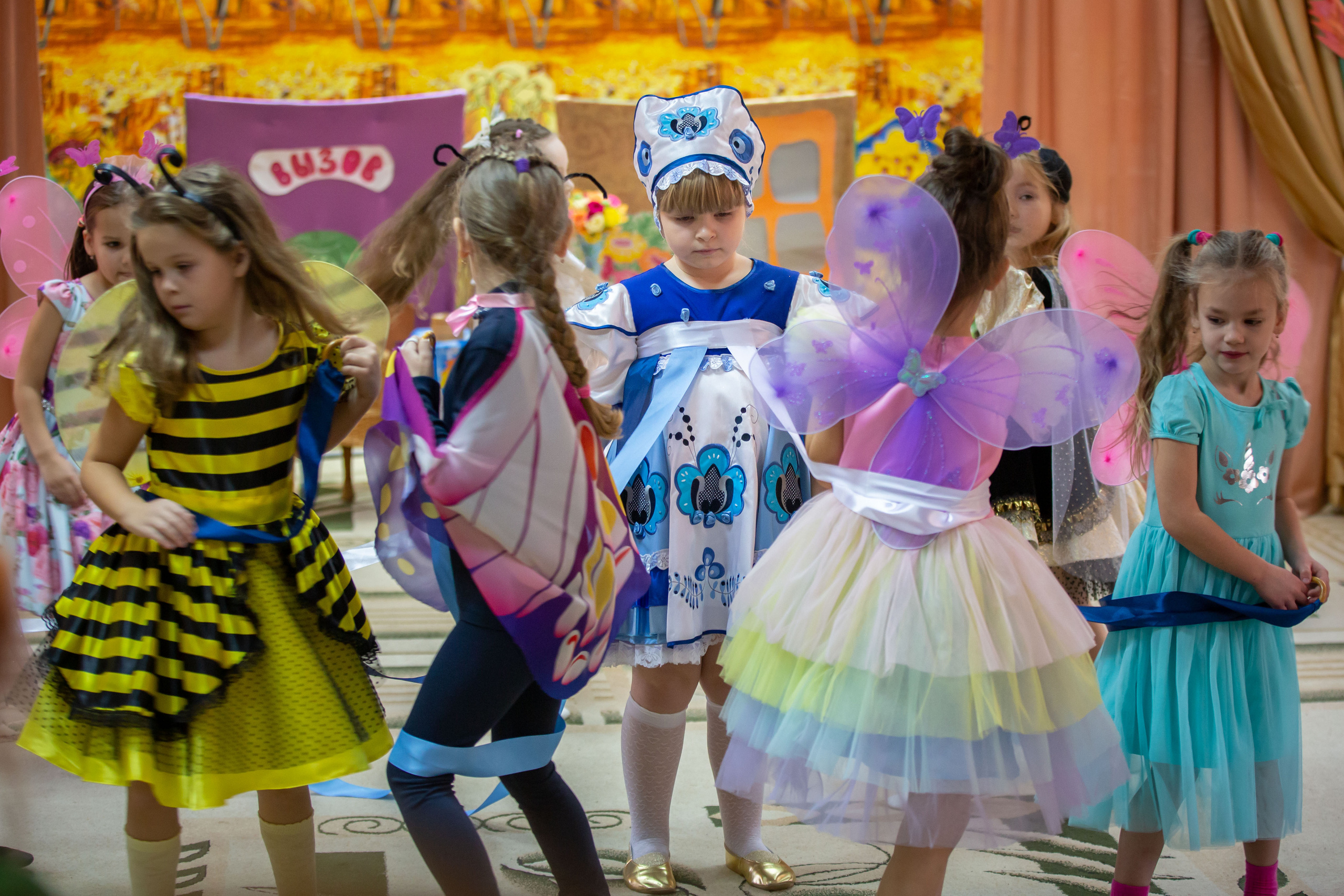 Репортаж осеннего утренника «Муха-Цокотуха». Школьный и детсадовский фотограф Москва. Детский фотограф