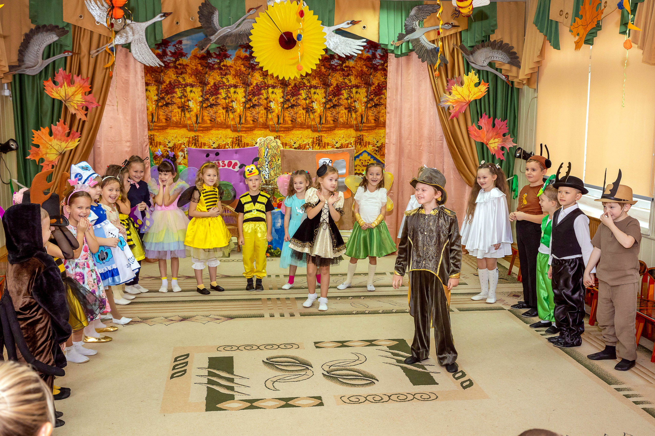 Репортаж осеннего утренника «Муха-Цокотуха». Школьный и детсадовский фотограф Москва. Детский фотограф
