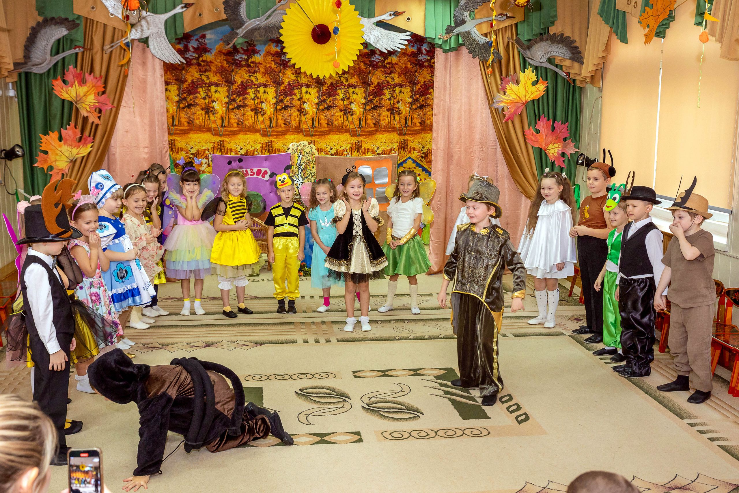 Репортаж осеннего утренника «Муха-Цокотуха». Школьный и детсадовский фотограф Москва. Детский фотограф