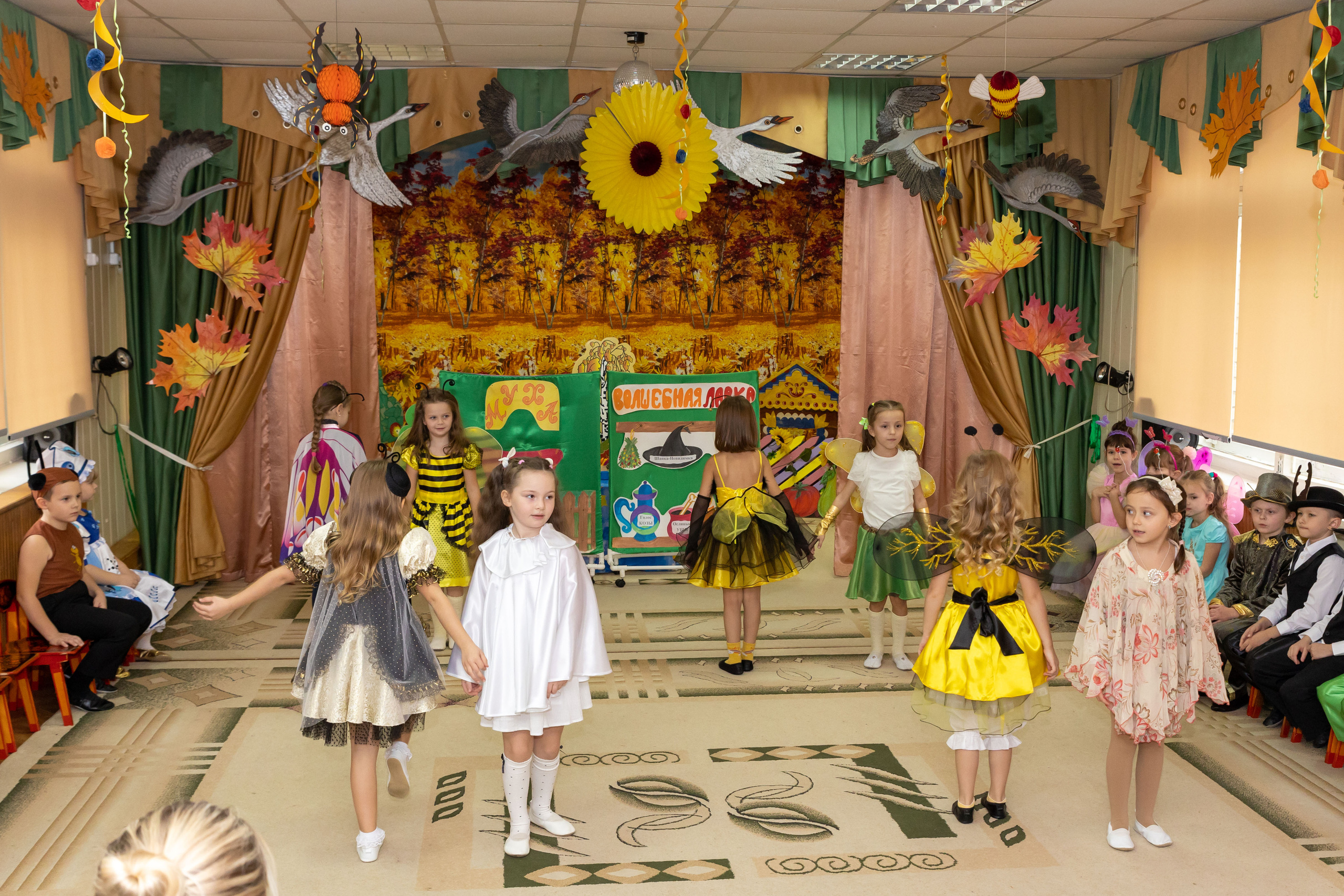 Репортаж осеннего утренника «Муха-Цокотуха». Школьный и детсадовский фотограф Москва. Детский фотограф