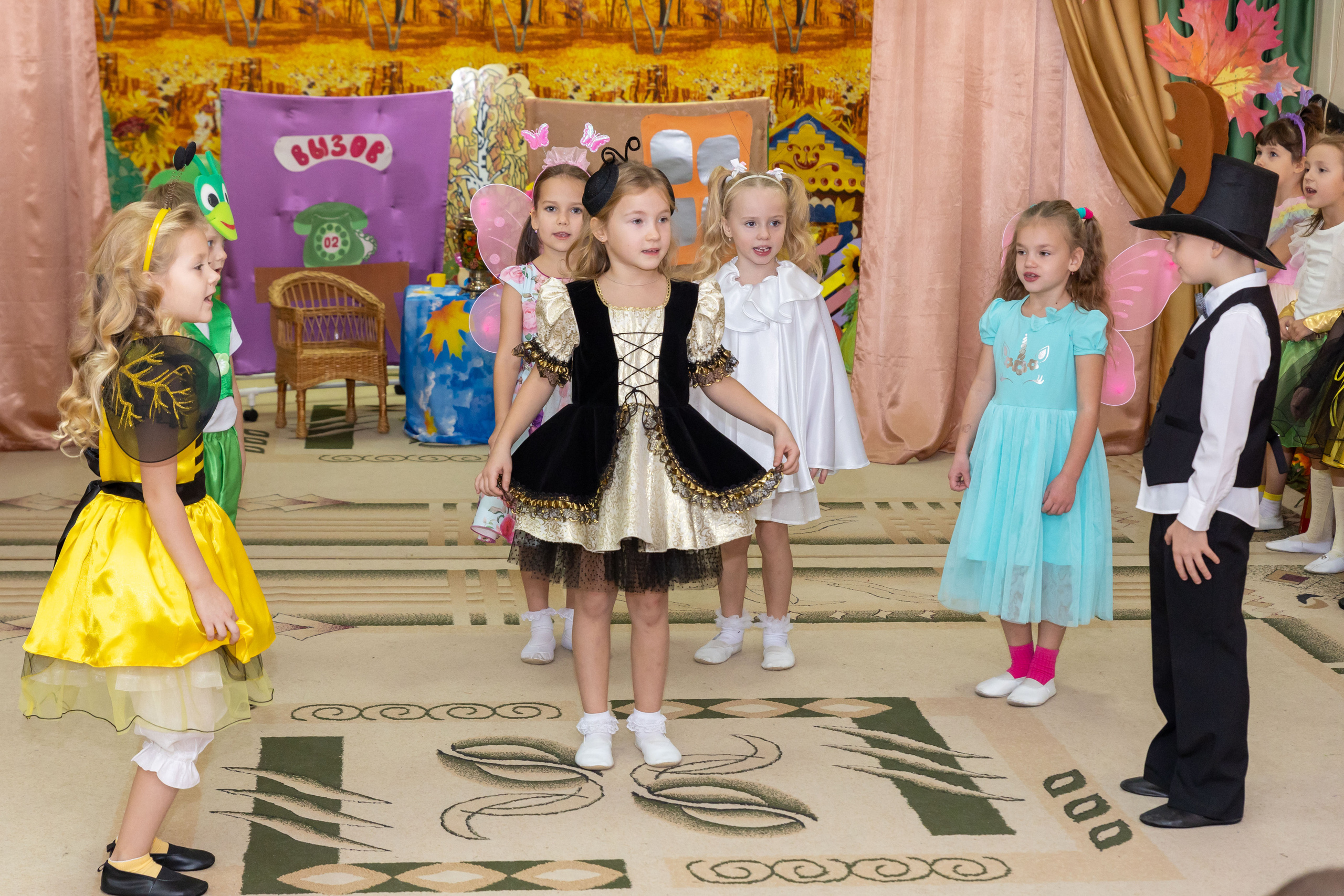 Репортаж осеннего утренника «Муха-Цокотуха». Школьный и детсадовский фотограф Москва. Детский фотограф