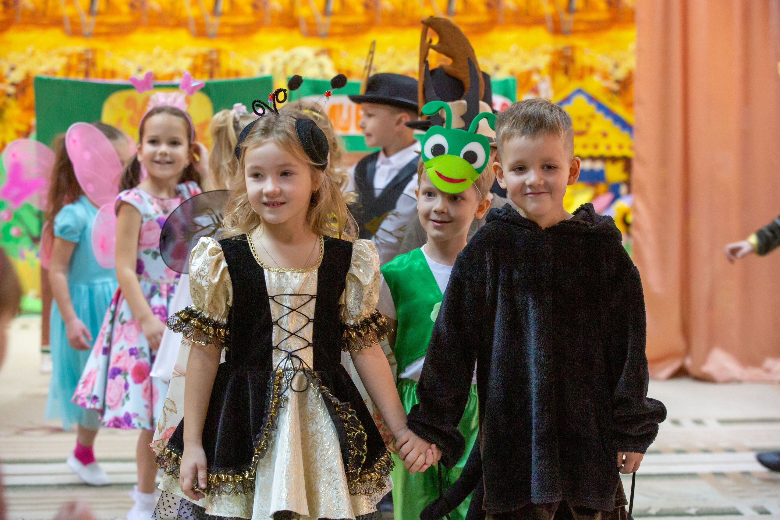 Репортаж осеннего утренника «Муха-Цокотуха». Школьный и детсадовский фотограф Москва. Детский фотограф