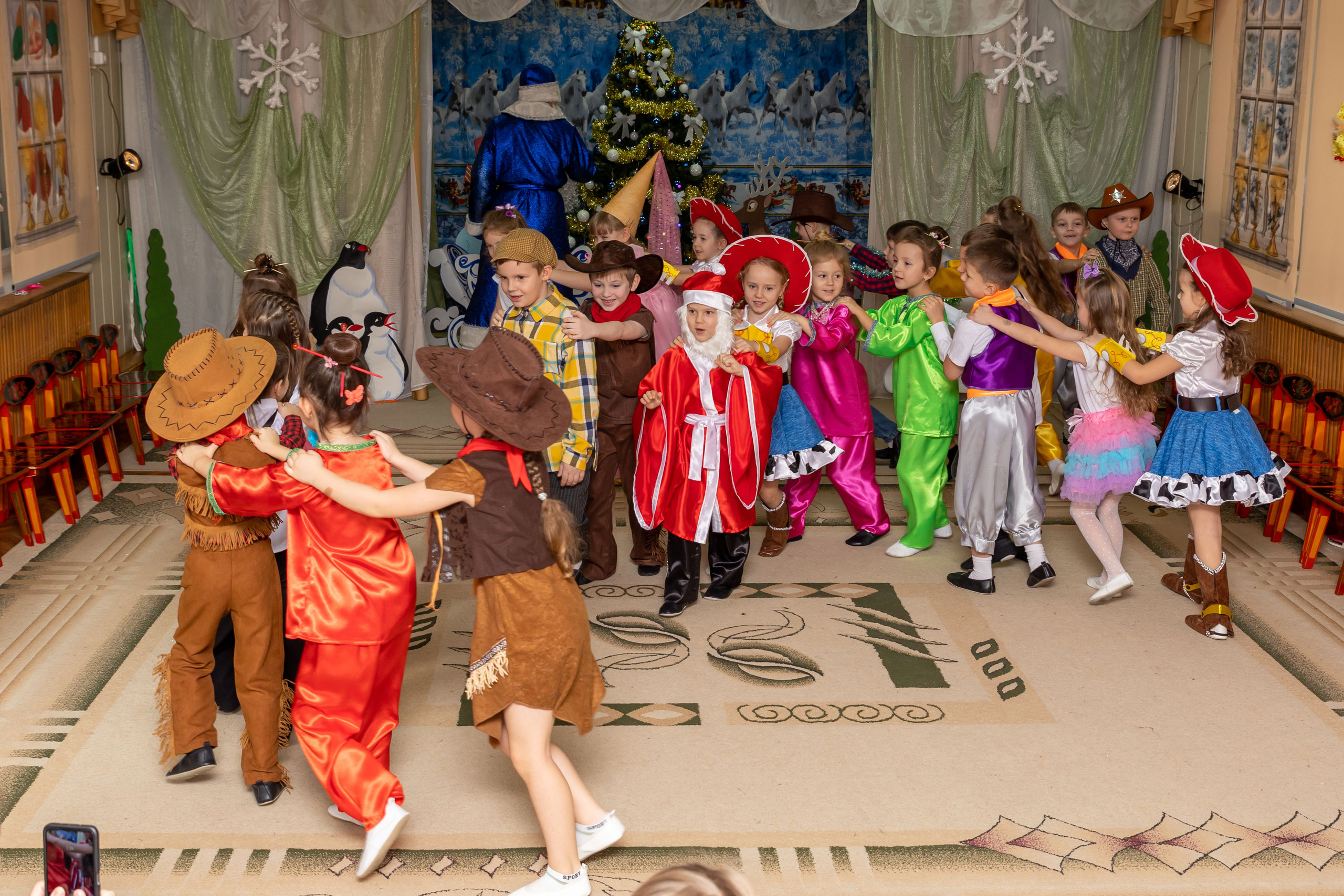 Репортаж новогоднего утренника «Колобки». Школьный и детсадовский фотограф Москва. Детский фотограф
