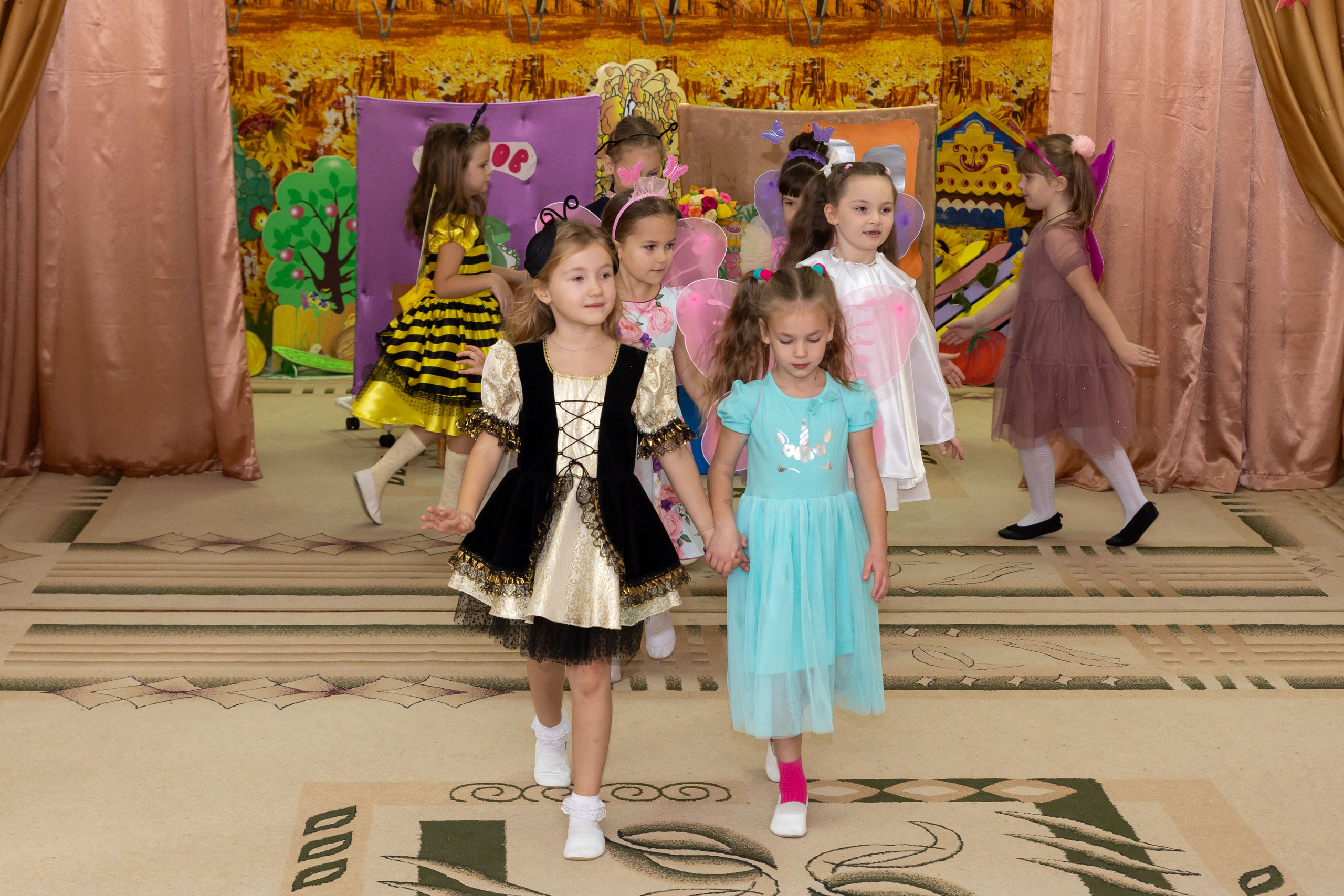 Репортаж осеннего утренника «Муха-Цокотуха». Школьный и детсадовский фотограф Москва. Детский фотограф