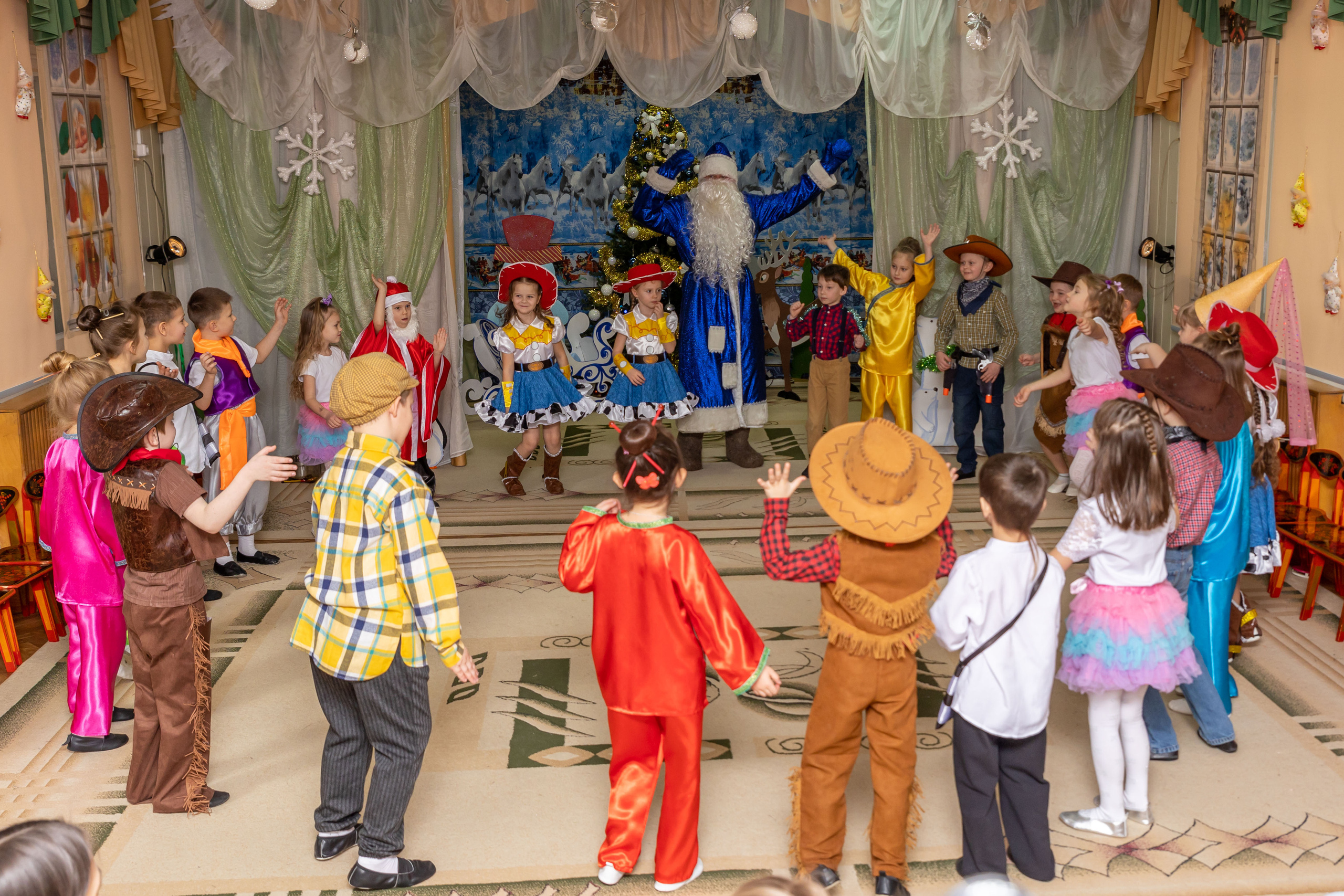 Репортаж новогоднего утренника «Колобки». Школьный и детсадовский фотограф Москва. Детский фотограф