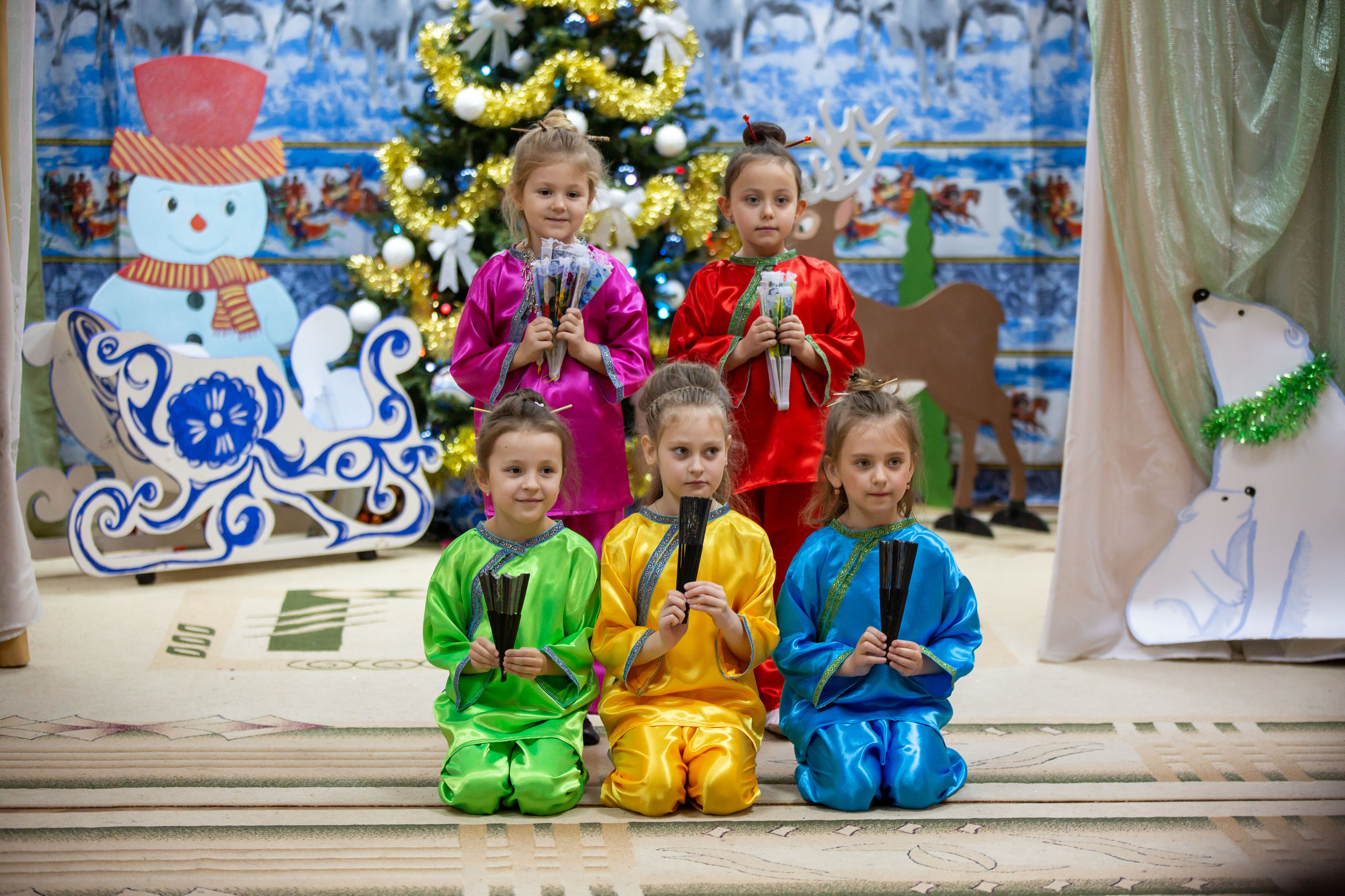 Репортаж новогоднего утренника «Колобки». Школьный и детсадовский фотограф Москва. Детский фотограф