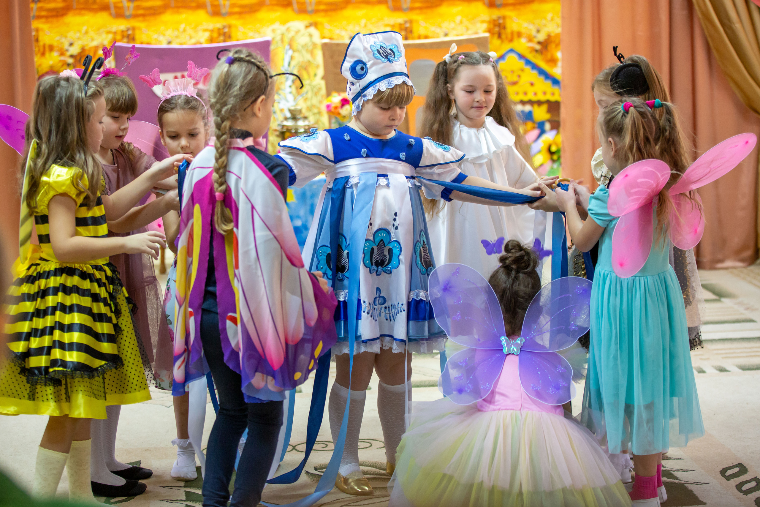 Репортаж осеннего утренника «Муха-Цокотуха». Школьный и детсадовский фотограф Москва. Детский фотограф