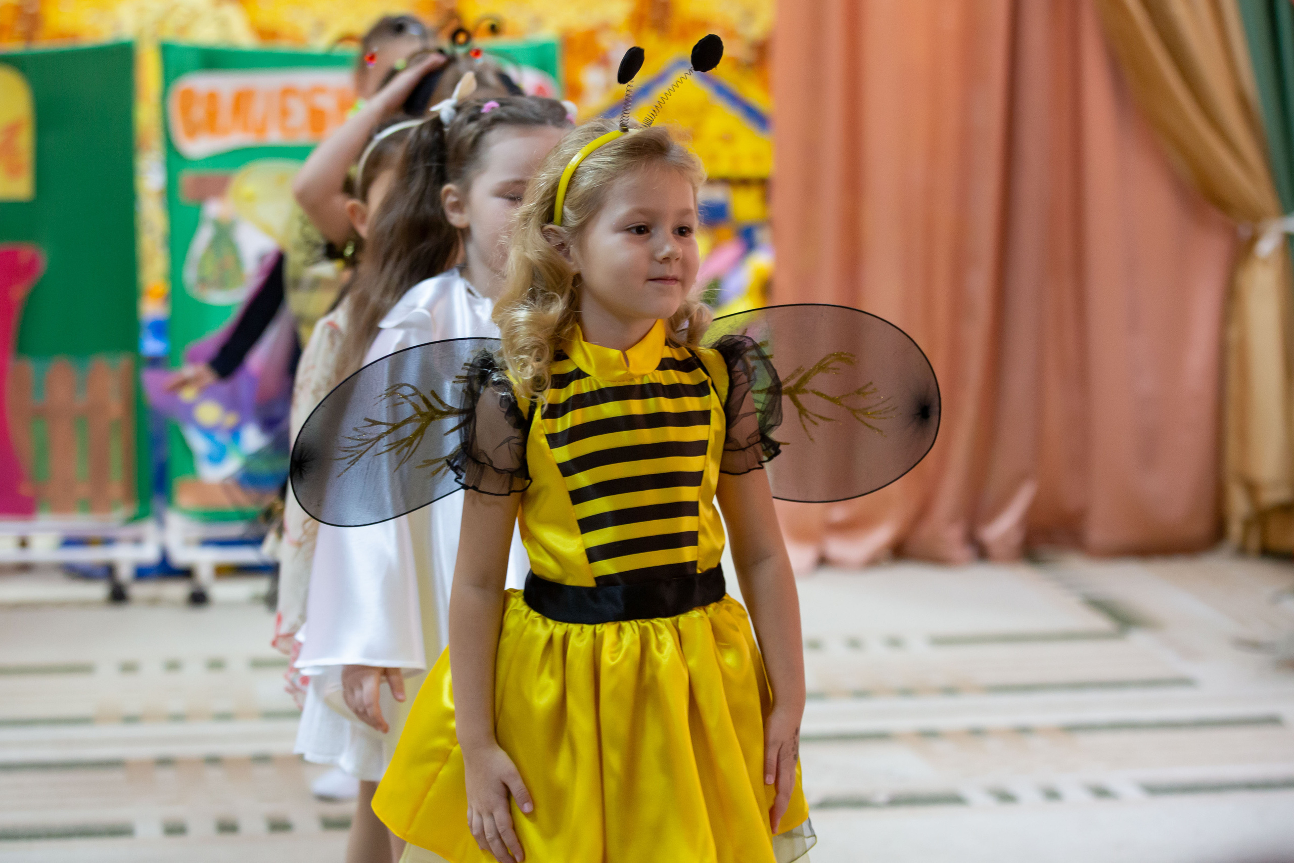 Репортаж осеннего утренника «Муха-Цокотуха». Школьный и детсадовский фотограф Москва. Детский фотограф