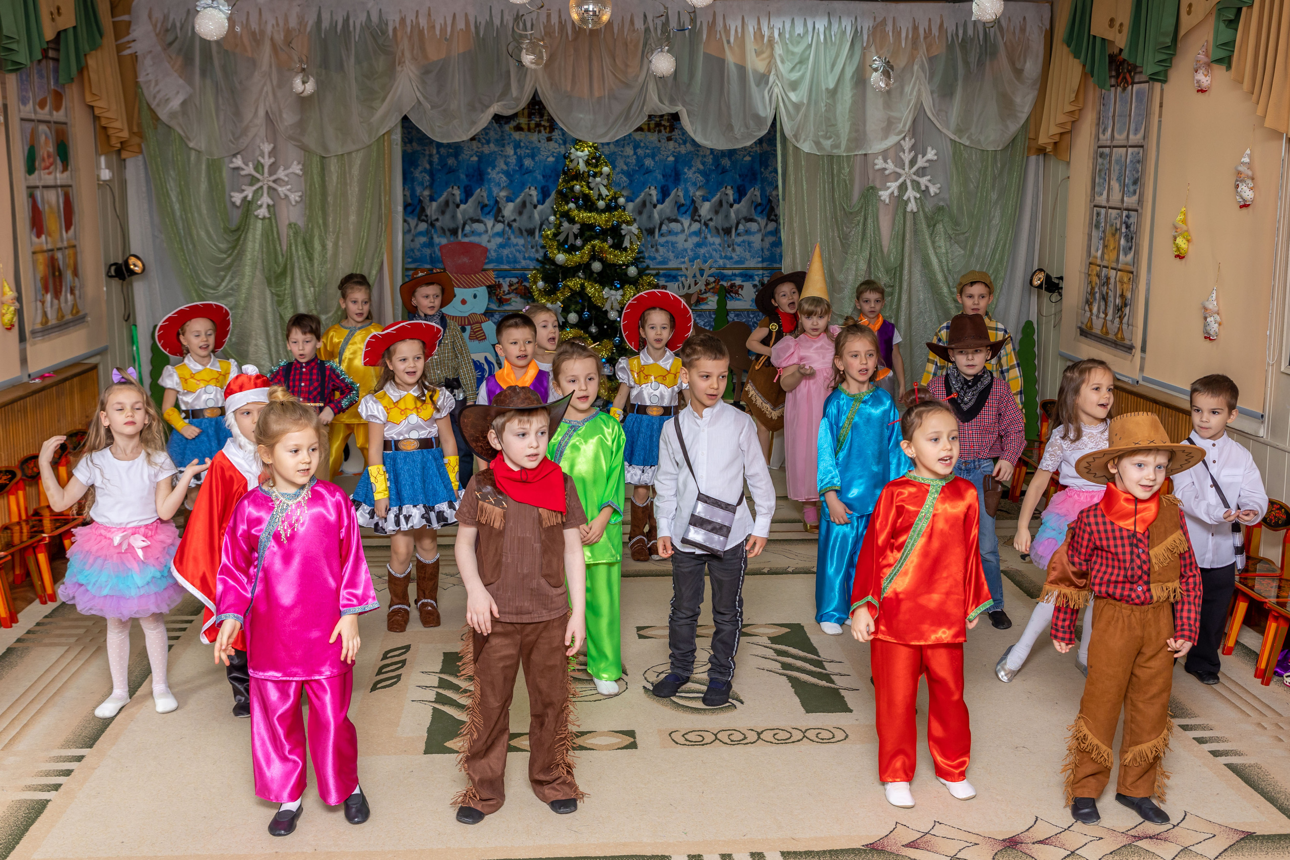 Репортаж новогоднего утренника «Колобки». Школьный и детсадовский фотограф Москва. Детский фотограф