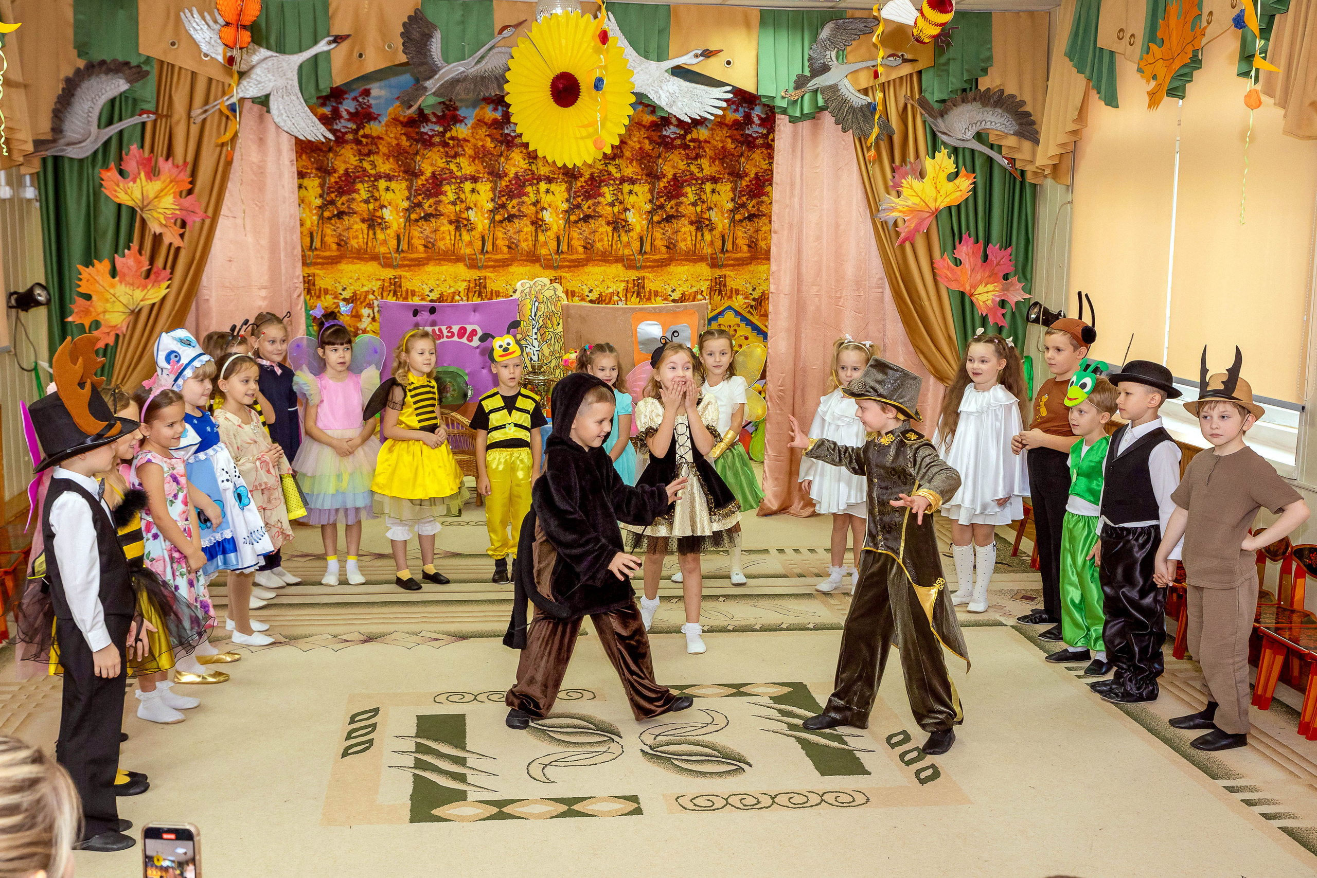 Репортаж осеннего утренника «Муха-Цокотуха». Школьный и детсадовский фотограф Москва. Детский фотограф