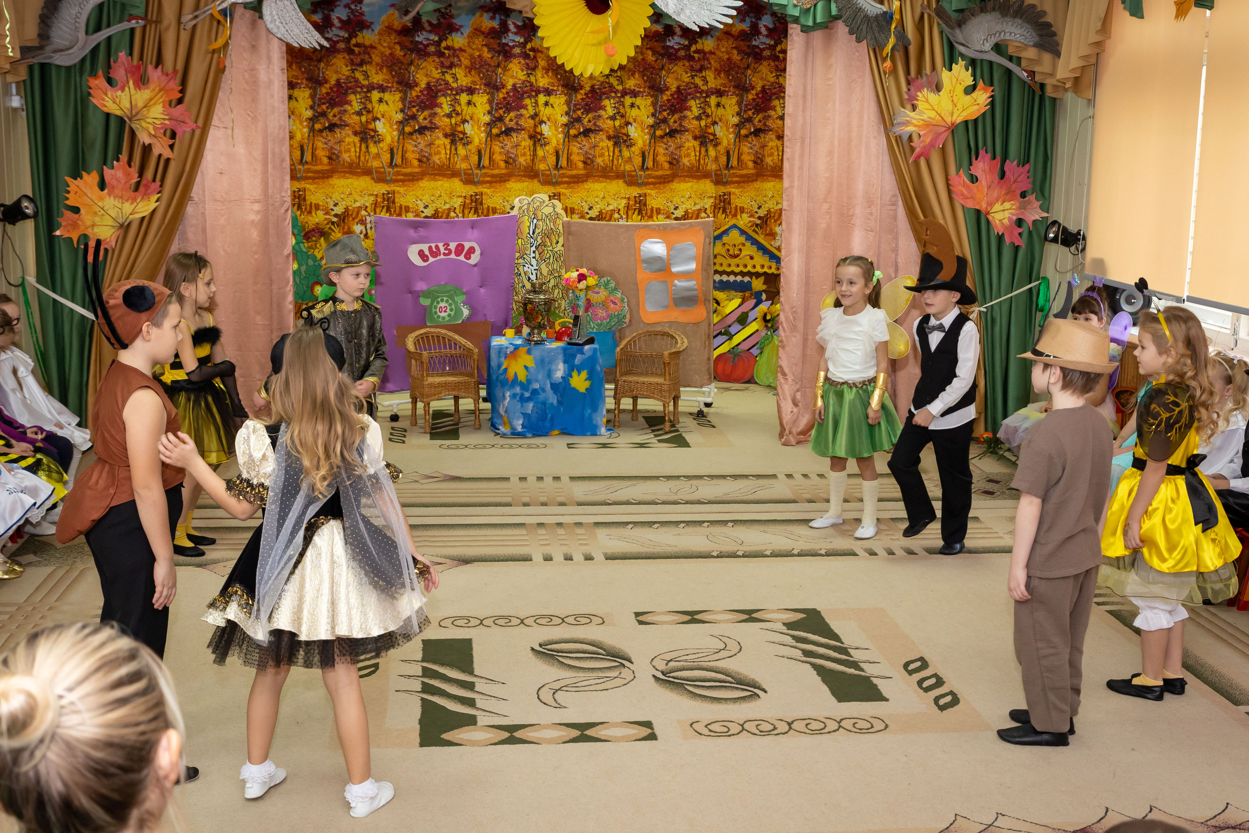 Репортаж осеннего утренника «Муха-Цокотуха». Школьный и детсадовский фотограф Москва. Детский фотограф