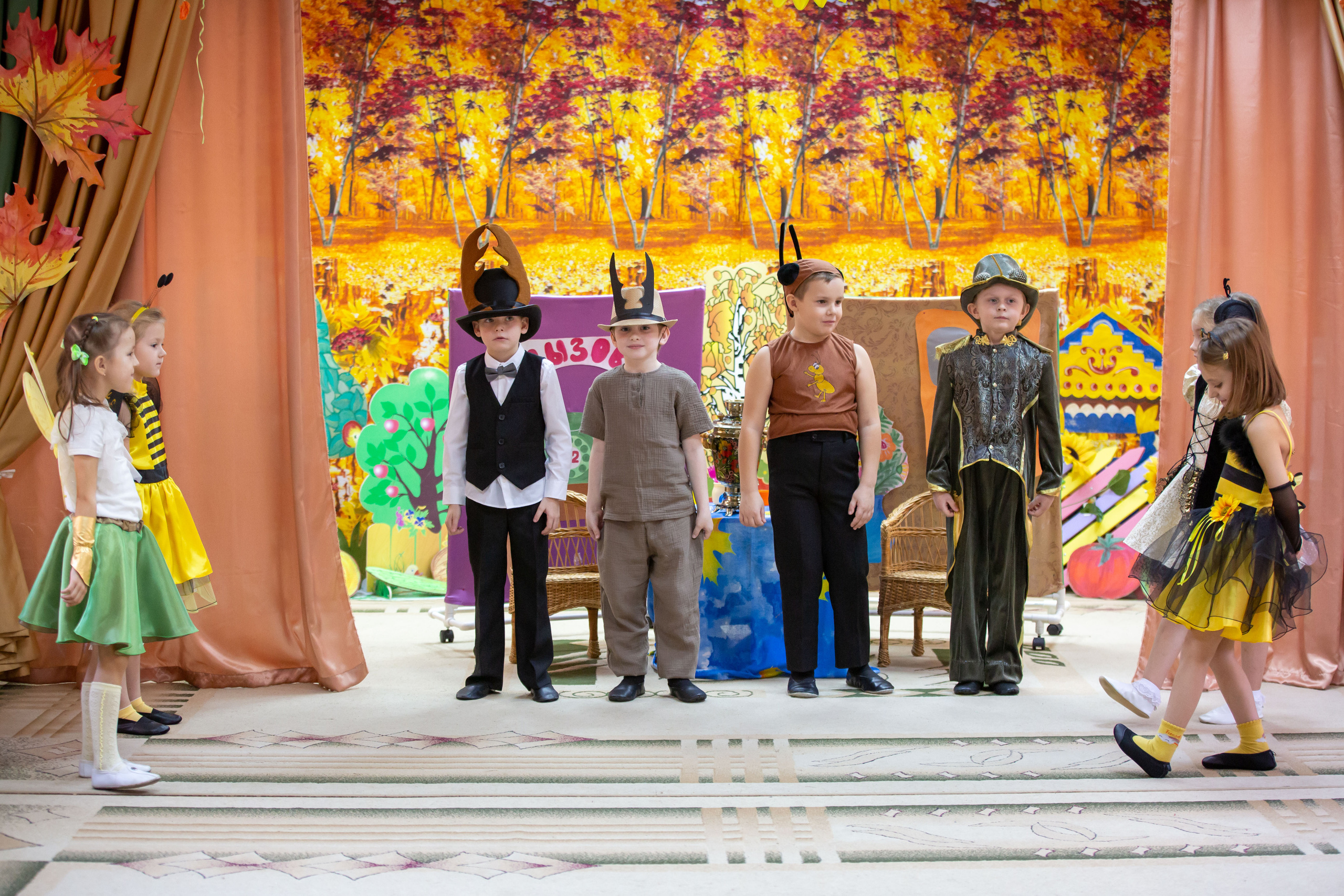Репортаж осеннего утренника «Муха-Цокотуха». Школьный и детсадовский фотограф Москва. Детский фотограф