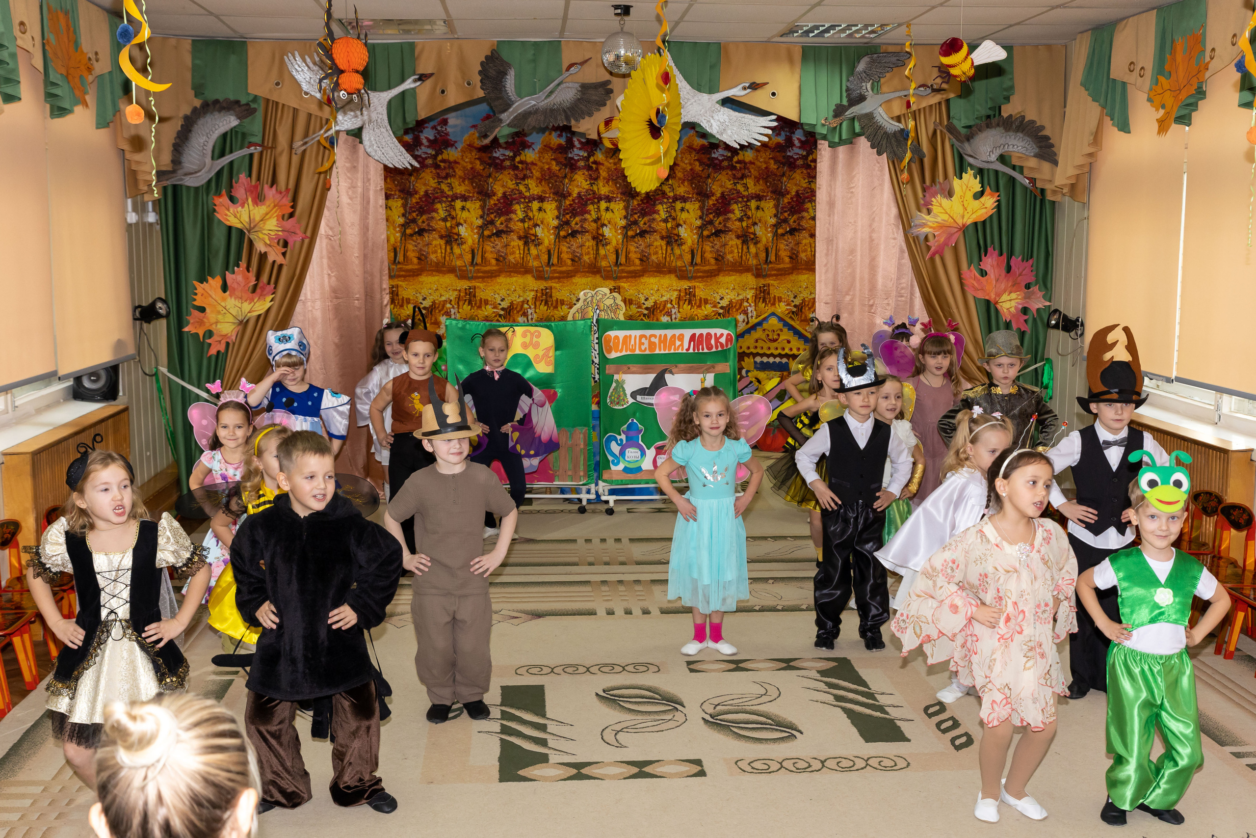 Репортаж осеннего утренника «Муха-Цокотуха». Школьный и детсадовский фотограф Москва. Детский фотограф