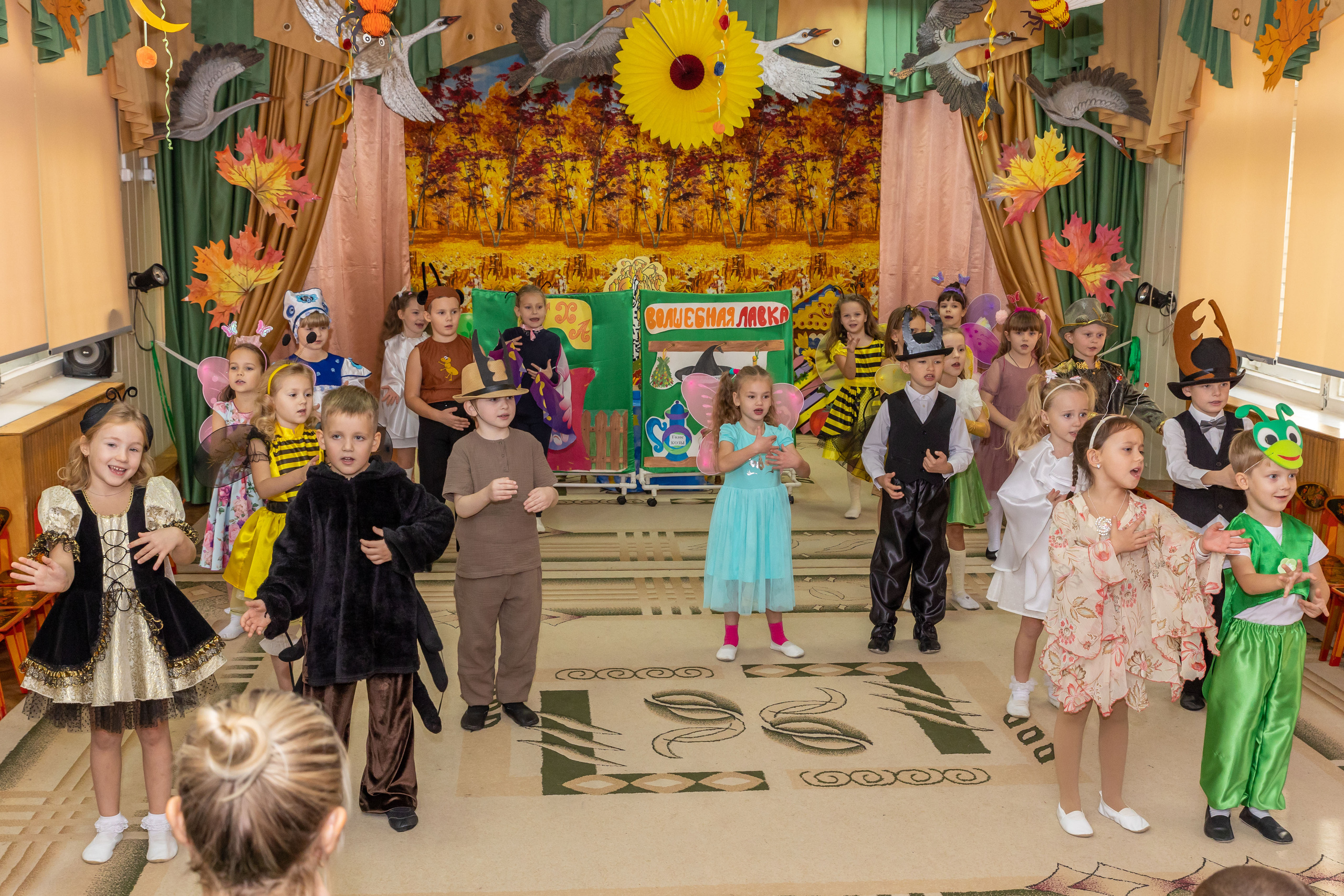 Репортаж осеннего утренника «Муха-Цокотуха». Школьный и детсадовский фотограф Москва. Детский фотограф