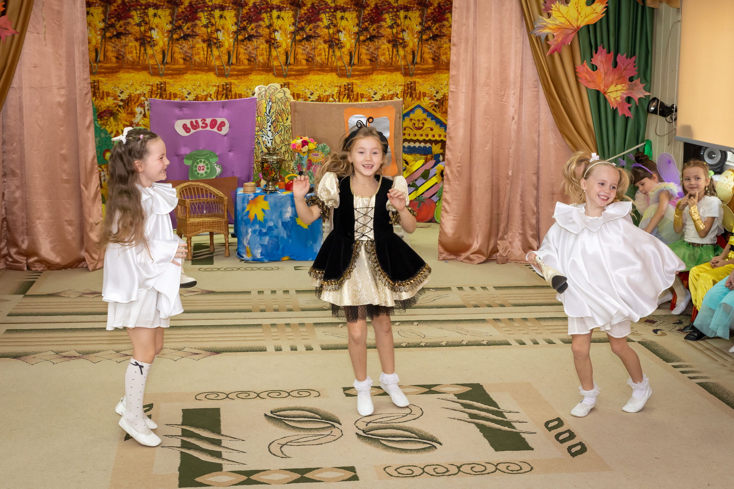 Репортаж осеннего утренника «Муха-Цокотуха». Школьный и детсадовский фотограф Москва. Детский фотограф