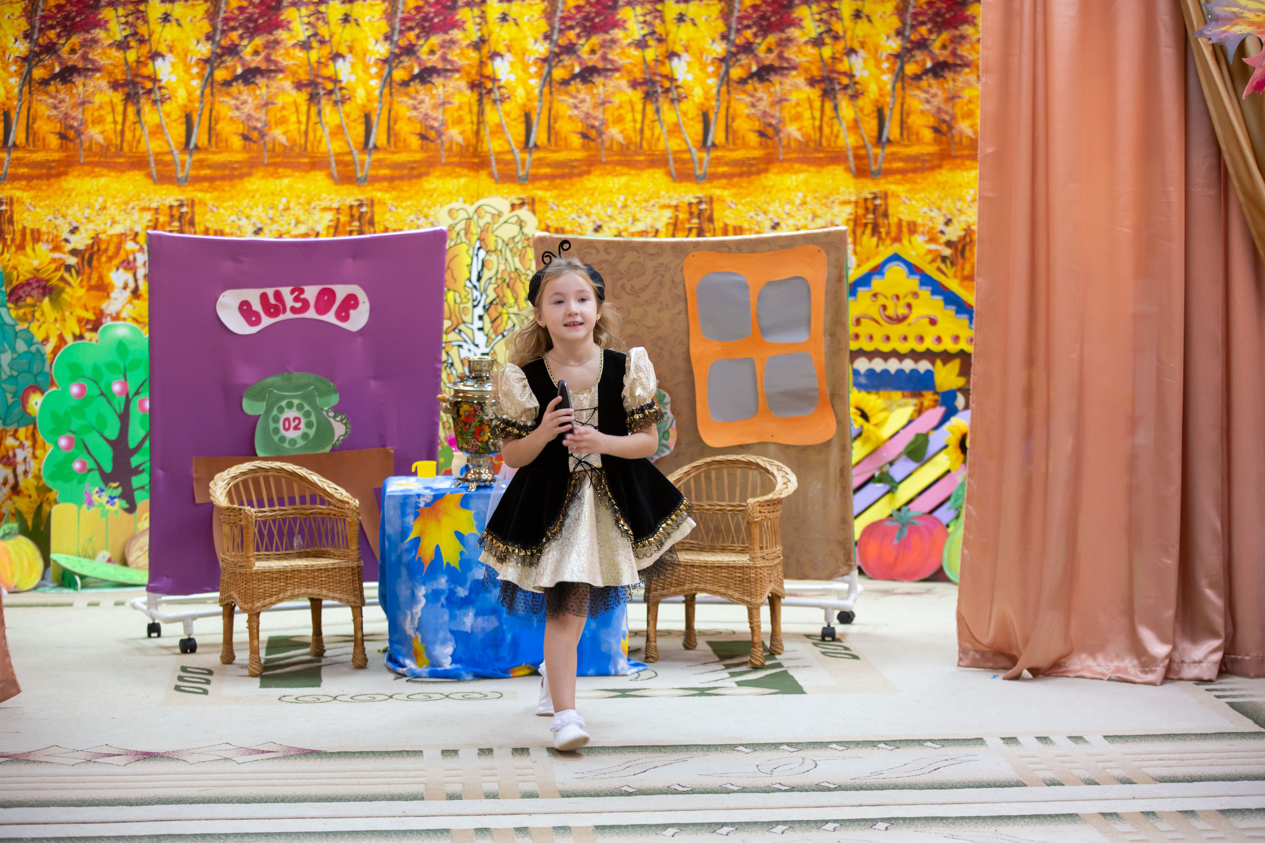 Репортаж осеннего утренника «Муха-Цокотуха». Школьный и детсадовский фотограф Москва. Детский фотограф