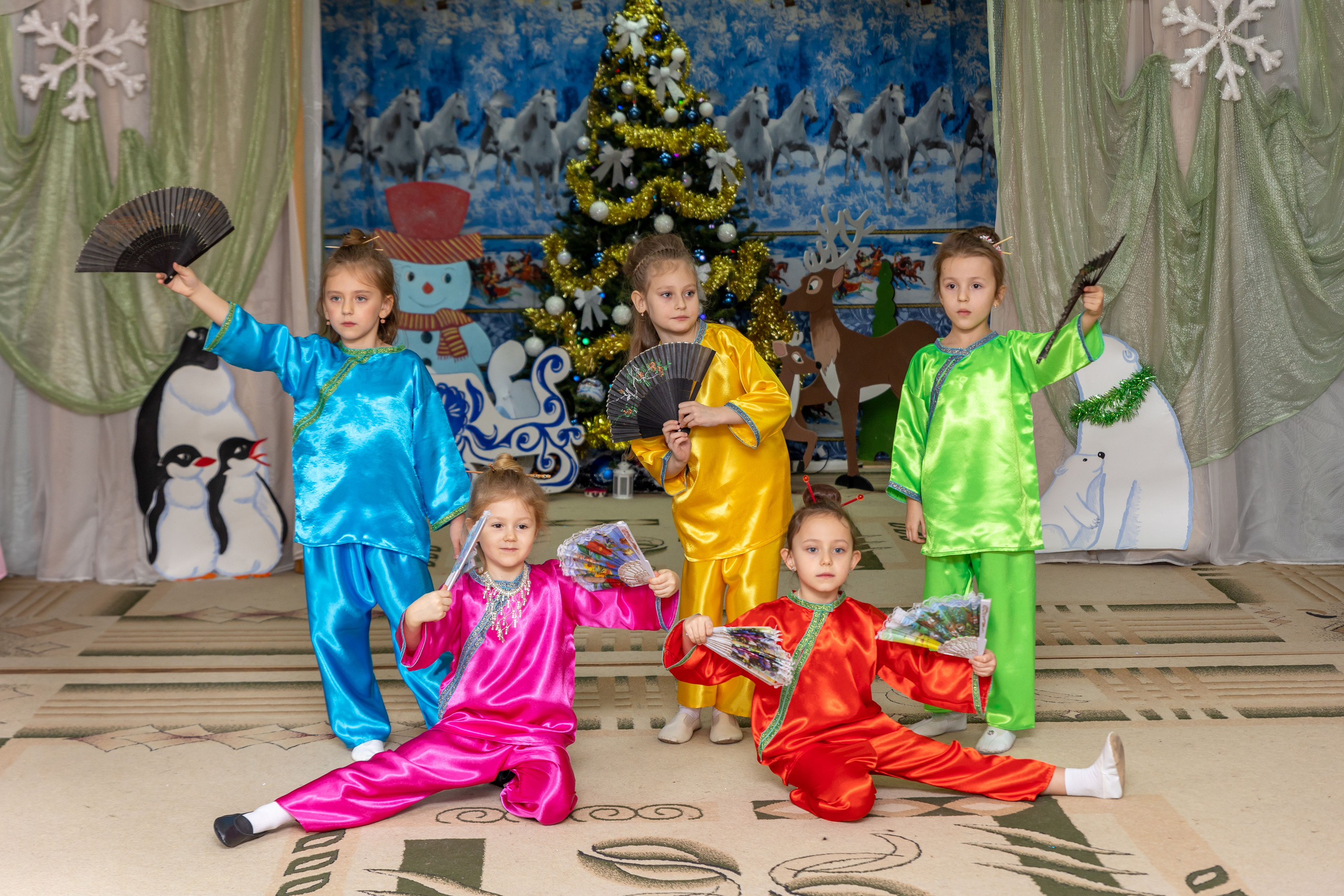 Репортаж новогоднего утренника «Колобки». Школьный и детсадовский фотограф Москва. Детский фотограф