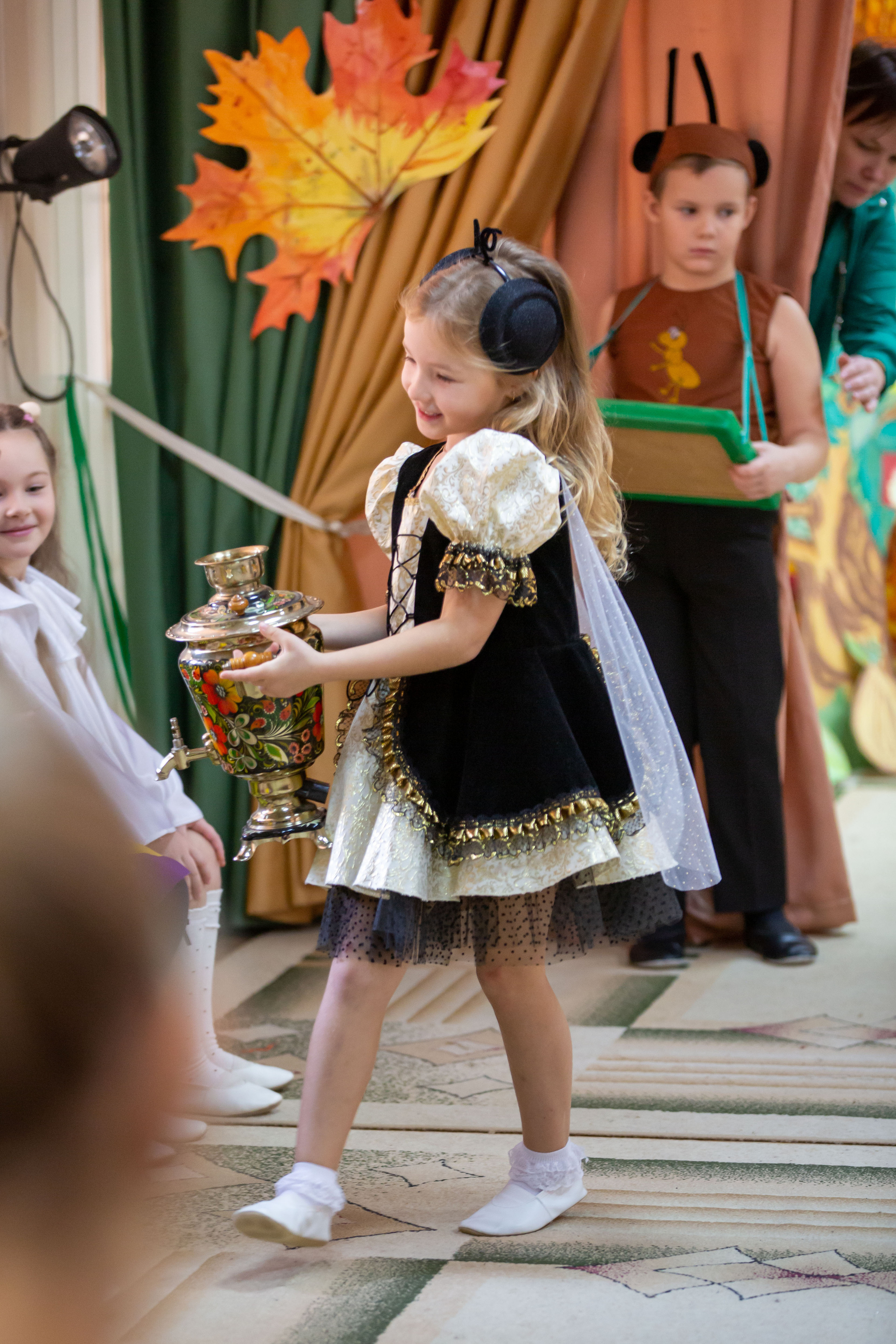 Репортаж осеннего утренника «Муха-Цокотуха». Школьный и детсадовский фотограф Москва. Детский фотограф