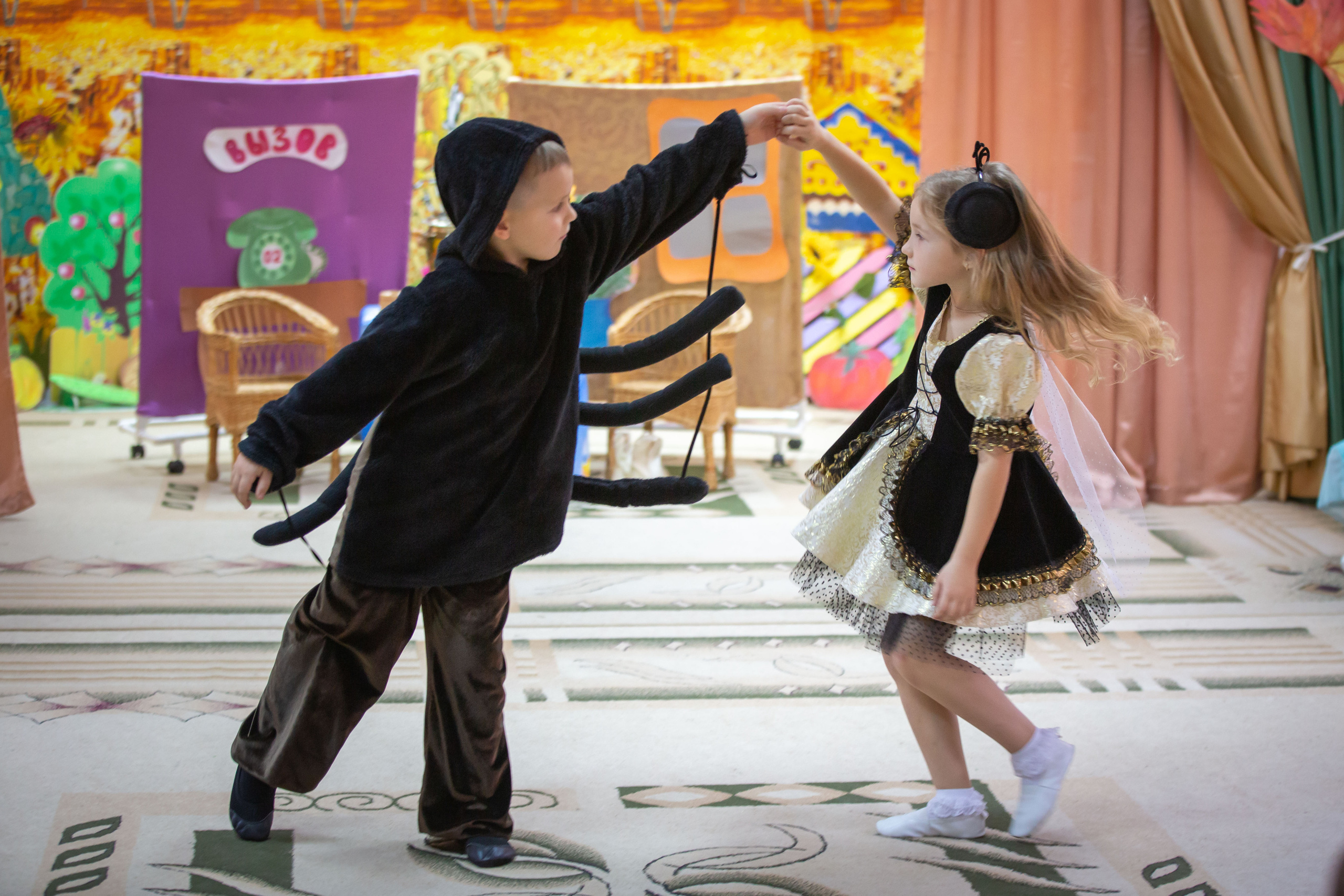 Репортаж осеннего утренника «Муха-Цокотуха». Школьный и детсадовский фотограф Москва. Детский фотограф