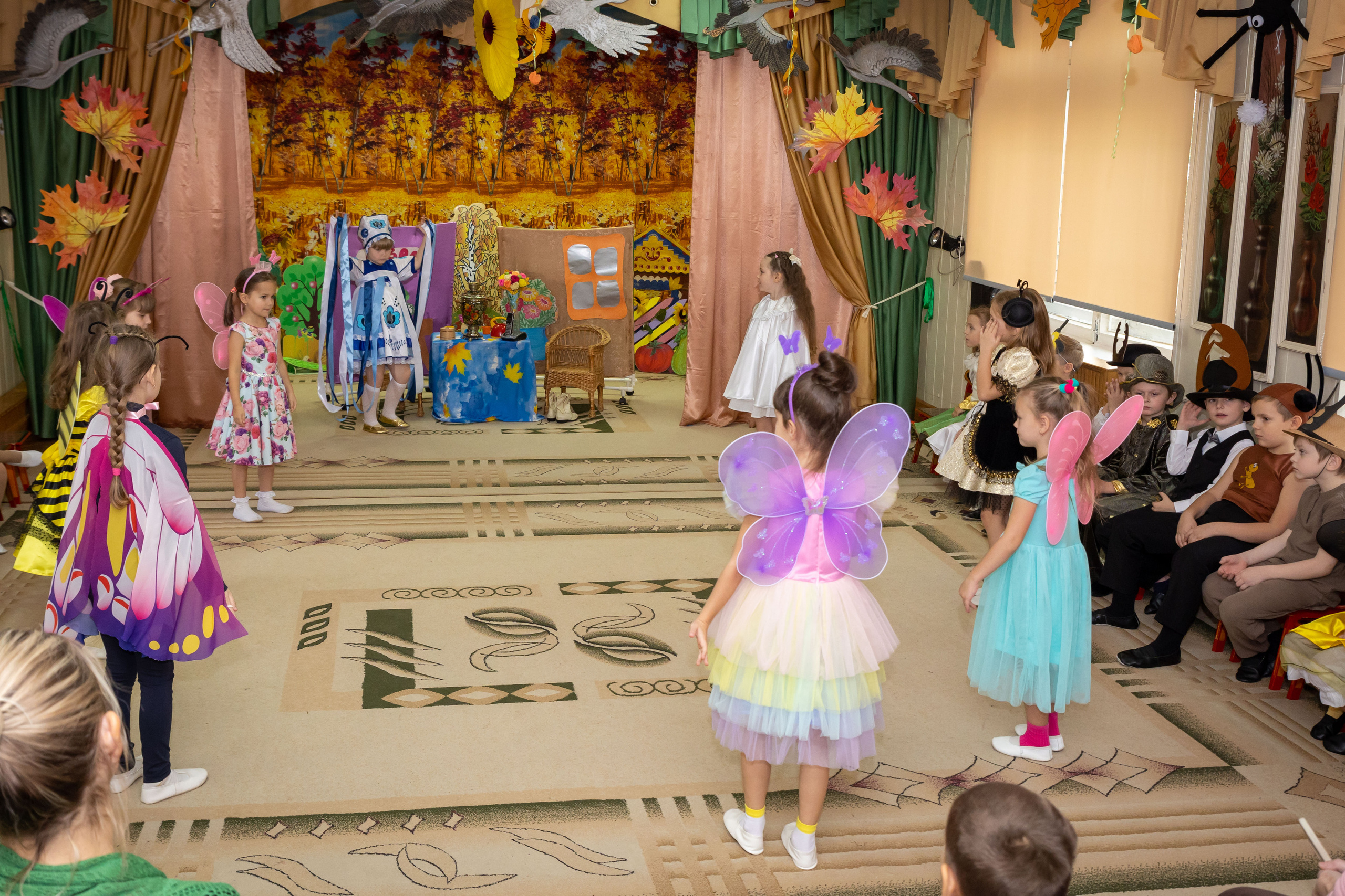Репортаж осеннего утренника «Муха-Цокотуха». Школьный и детсадовский фотограф Москва. Детский фотограф