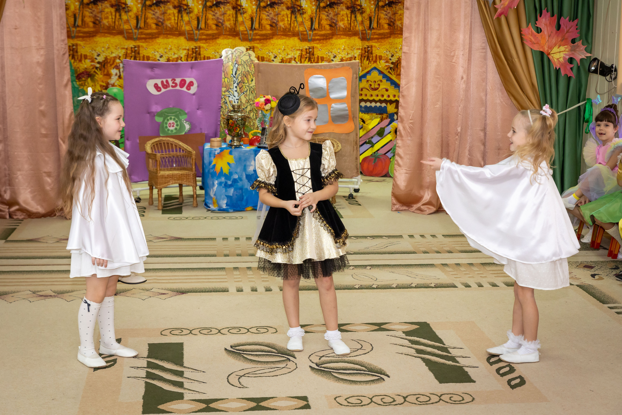 Репортаж осеннего утренника «Муха-Цокотуха». Школьный и детсадовский фотограф Москва. Детский фотограф