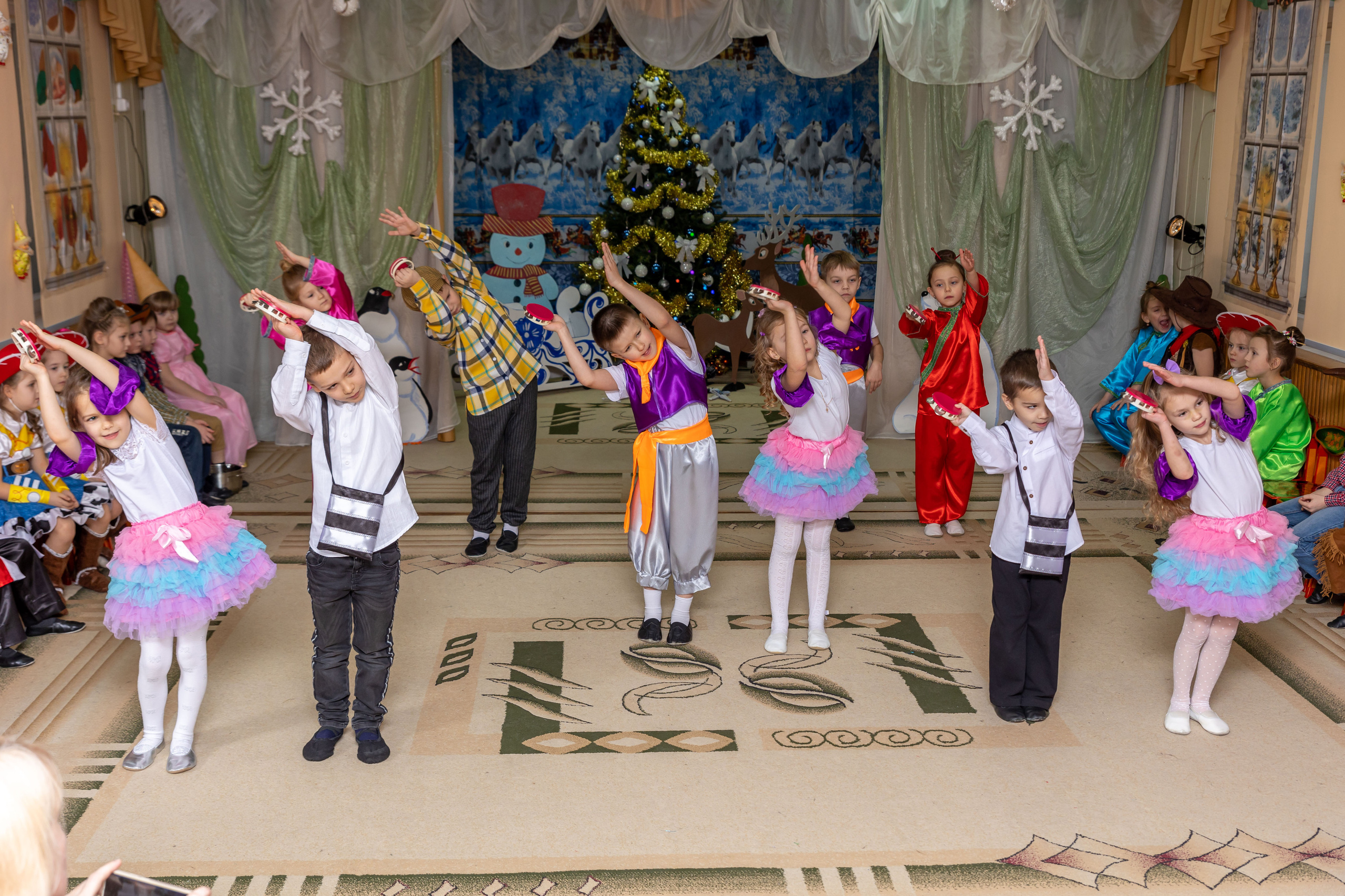 Репортаж новогоднего утренника «Колобки». Школьный и детсадовский фотограф Москва. Детский фотограф