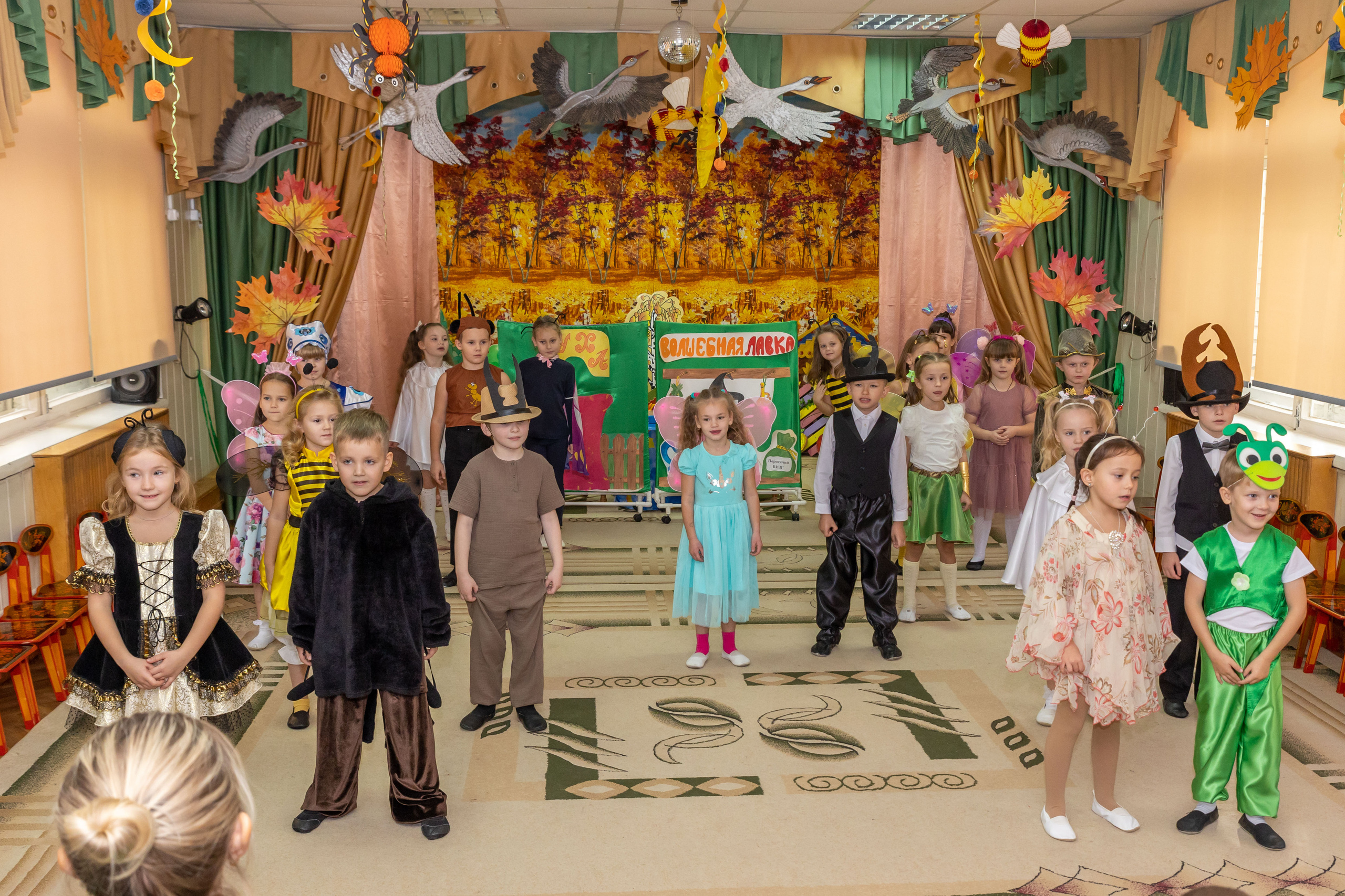 Репортаж осеннего утренника «Муха-Цокотуха». Школьный и детсадовский фотограф Москва. Детский фотограф