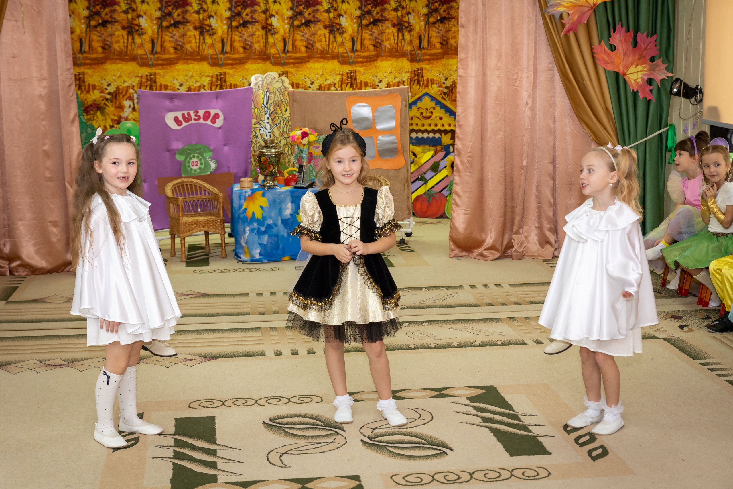 Репортаж осеннего утренника «Муха-Цокотуха». Школьный и детсадовский фотограф Москва. Детский фотограф