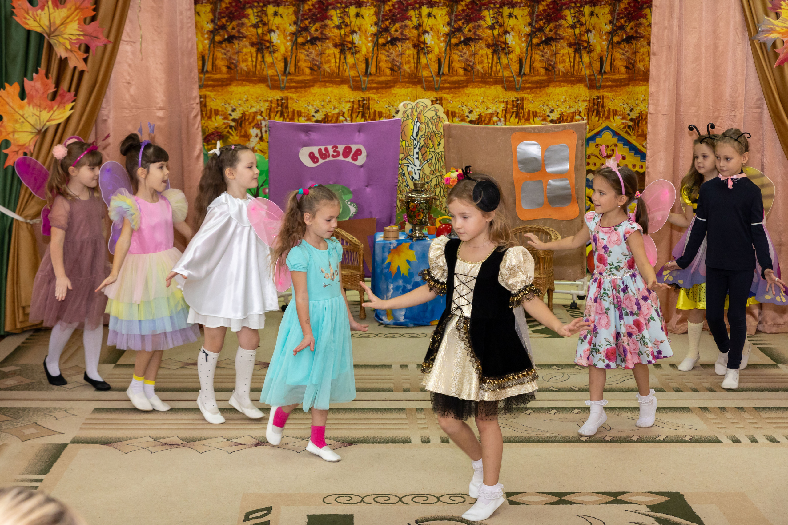 Репортаж осеннего утренника «Муха-Цокотуха». Школьный и детсадовский фотограф Москва. Детский фотограф