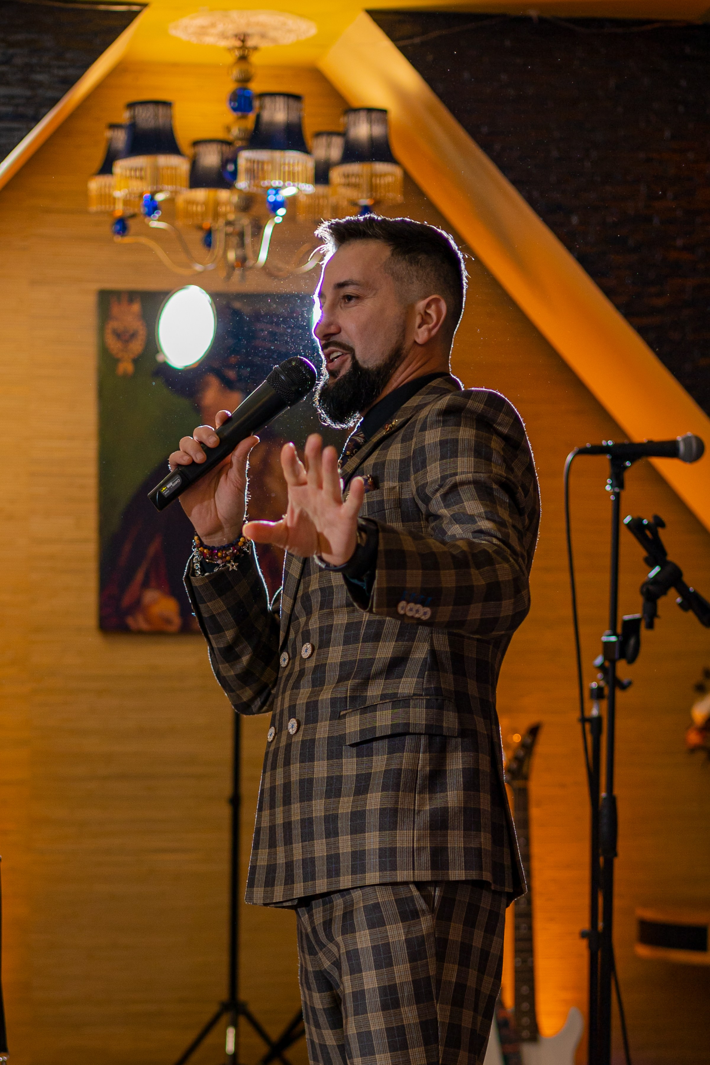 Фотографии ведущего в ресторане проводящего корпоративное мероприятие юбилей праздник Кемерово