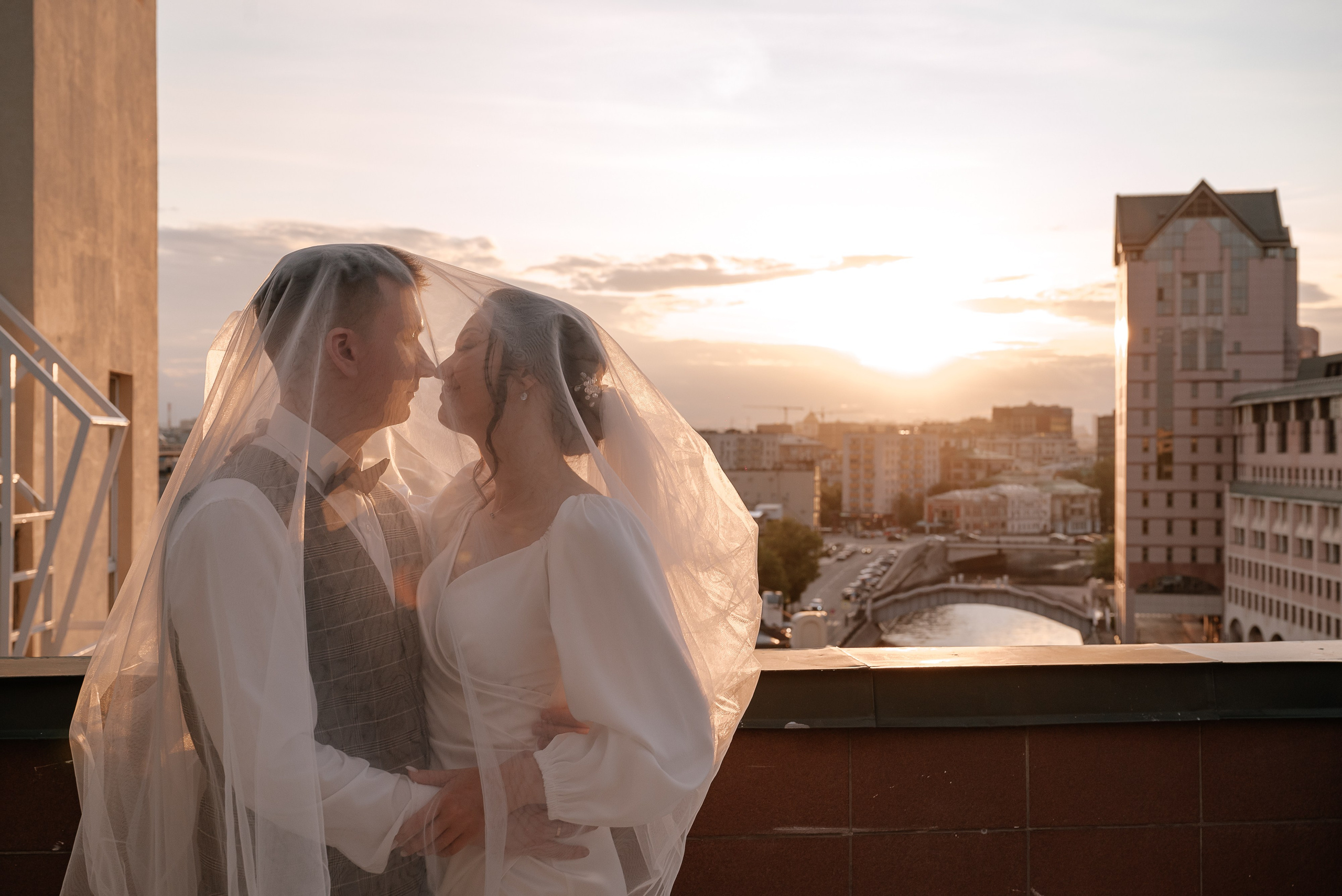 Романтическая съемка на крыше на закате в Москве