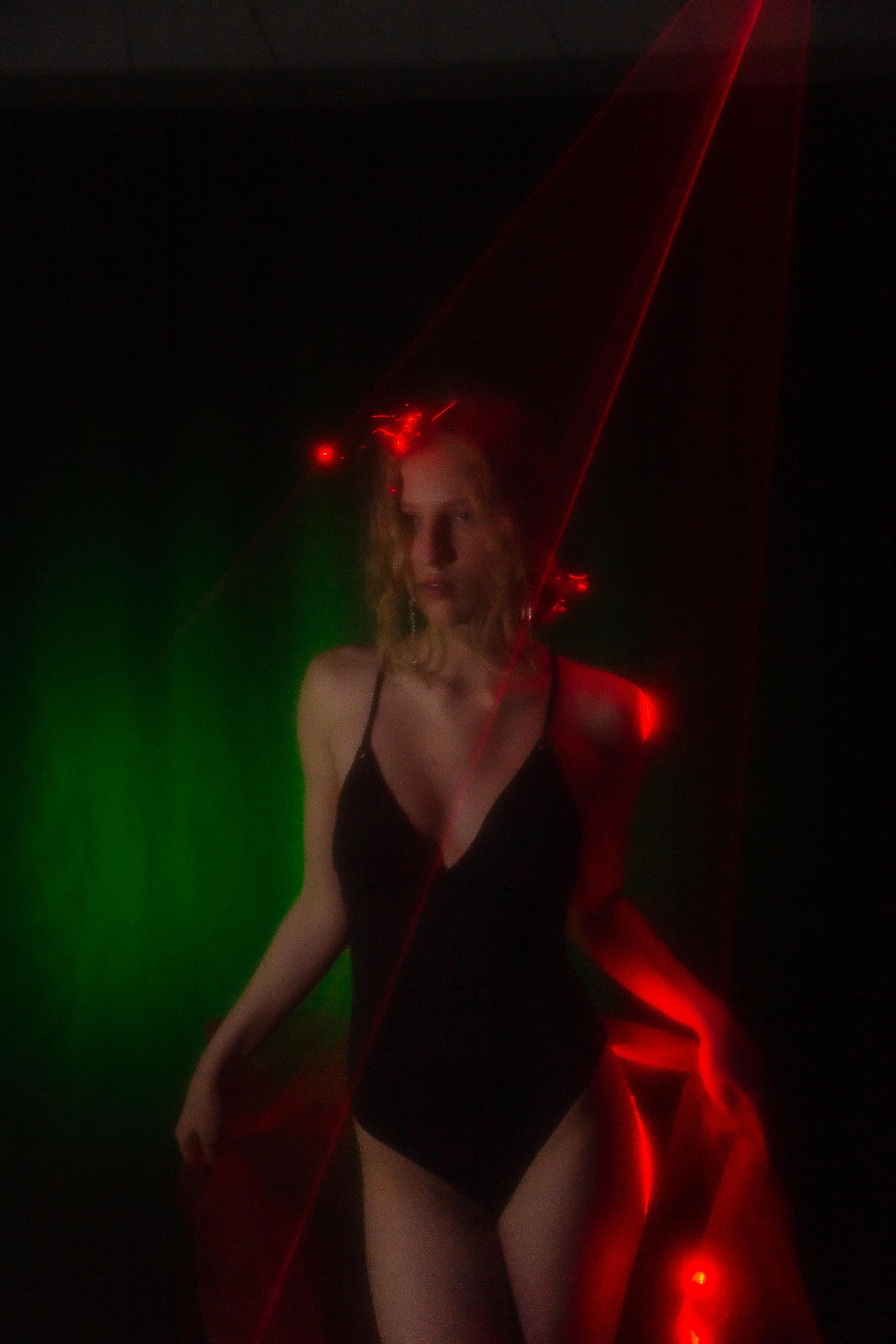 Лазер и модель. Портретный и репортажный фотограф. Эмоциональные и откровенные портрет