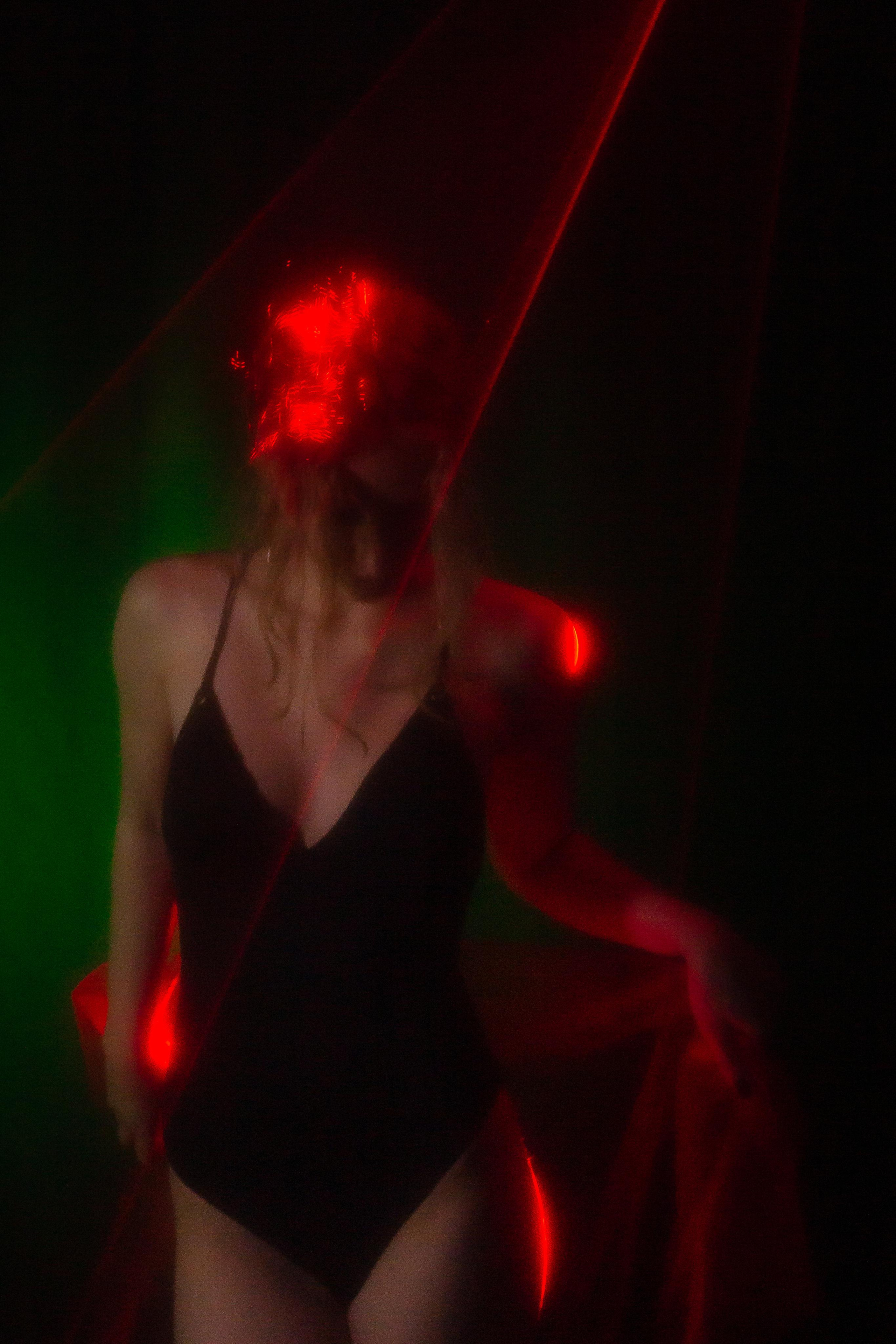 Лазер и модель. Портретный и репортажный фотограф. Эмоциональные и откровенные портрет