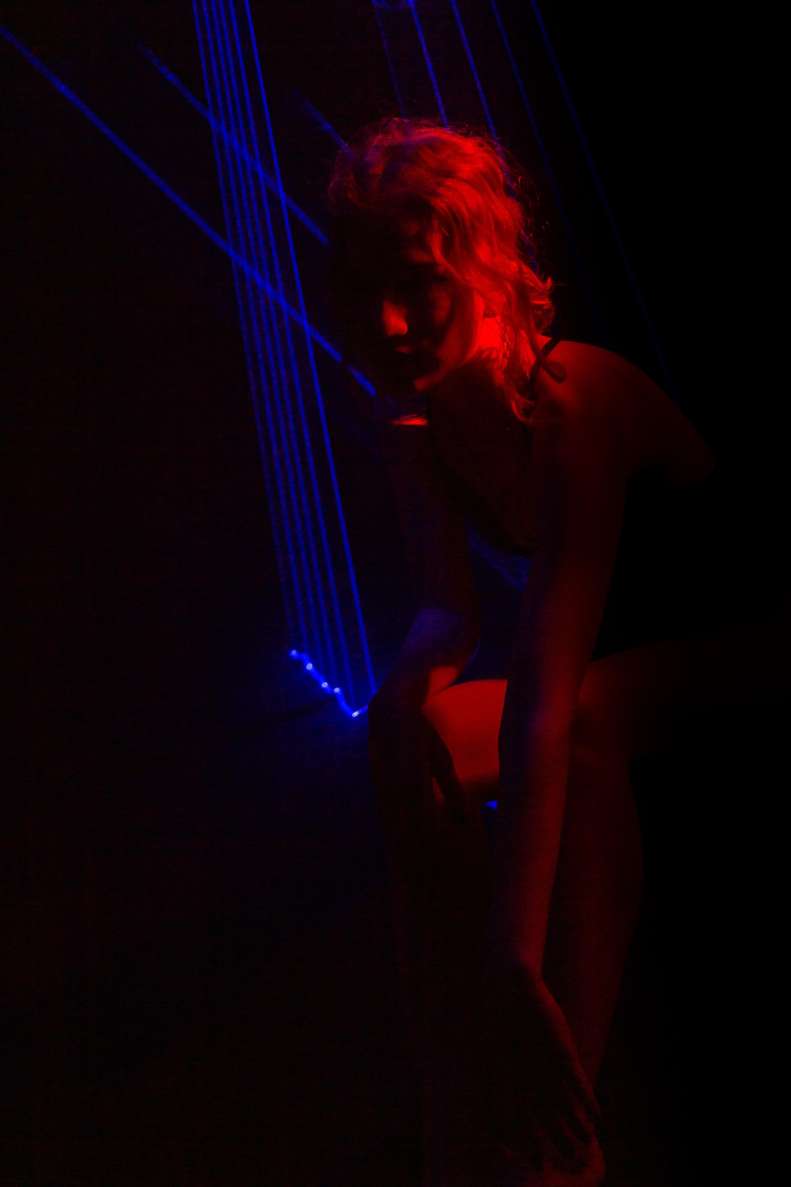 Лазер и модель. Портретный и репортажный фотограф. Эмоциональные и откровенные портрет