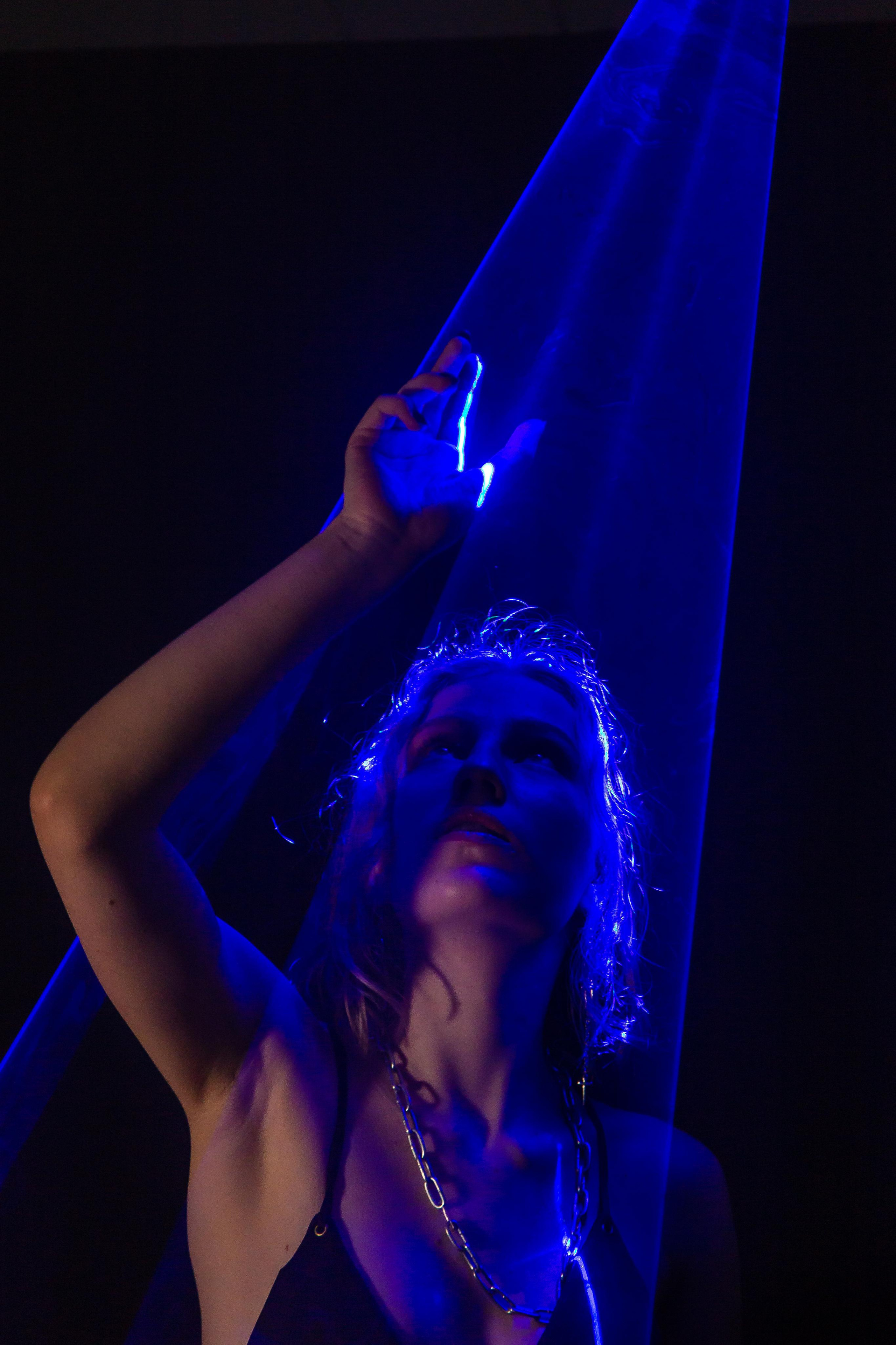 Лазер и модель. Портретный и репортажный фотограф. Эмоциональные и откровенные портрет